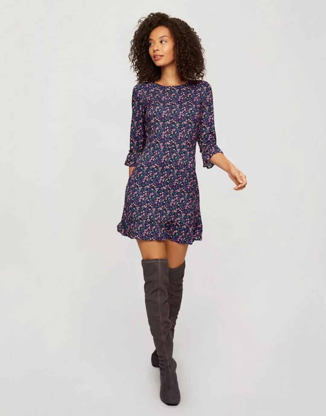 Miss Selfridge – Hängerkleid mit Rüschensaum und Blümchenmuster in Lila-Vio günstig online kaufen