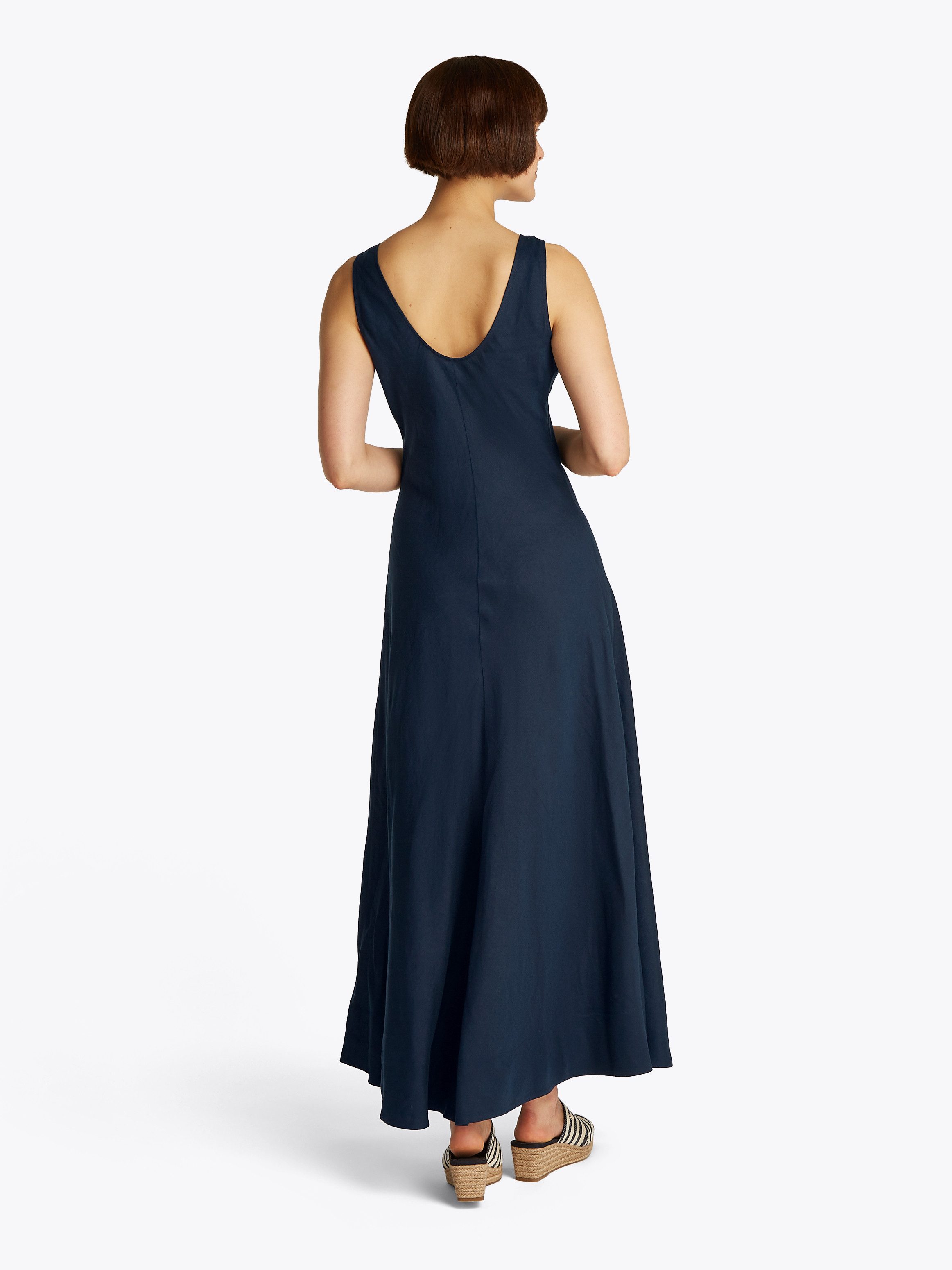 Tommy Hilfiger Maxikleid "TEXTURED LINEN TANK MAXI DRESS", mit Metalllabel, günstig online kaufen