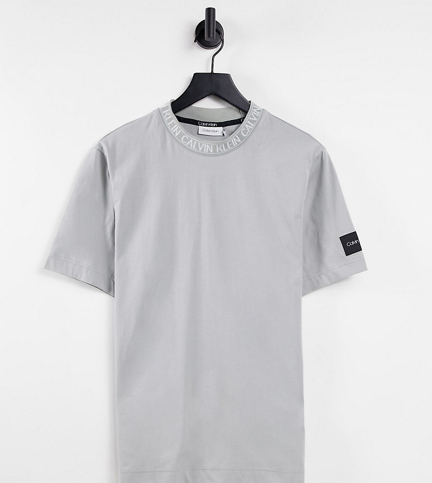 Calvin Klein – Lauf-T-Shirt in Grau mit Logo am Ausschnitt, exklusiv bei AS günstig online kaufen