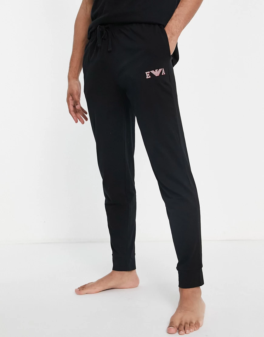 Emporio Armani – Bodywear – Jogginghose in Schwarz mit auffälligem Monogram günstig online kaufen