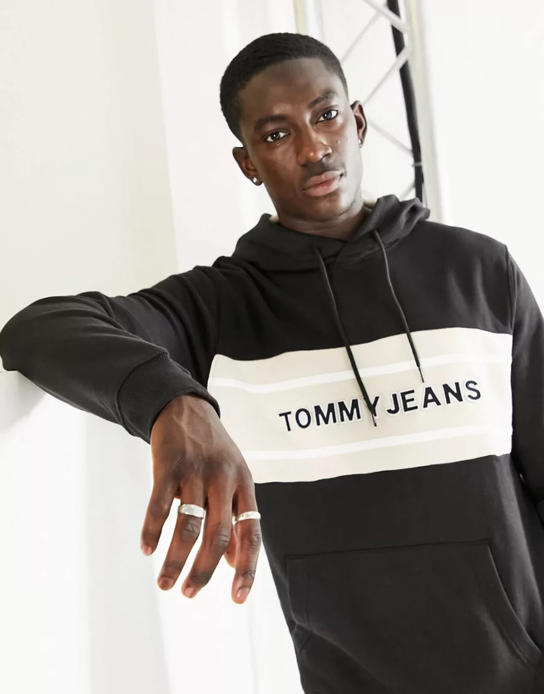 Tommy Jeans – Kapuzenpullover in Schwarz mit Logo-Brustband im Farbblockdes günstig online kaufen
