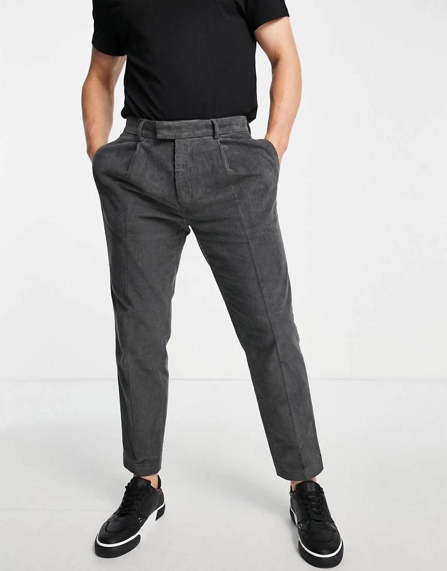 Topman – Schmal zulaufende Cordhose in Anthrazit-Grau günstig online kaufen