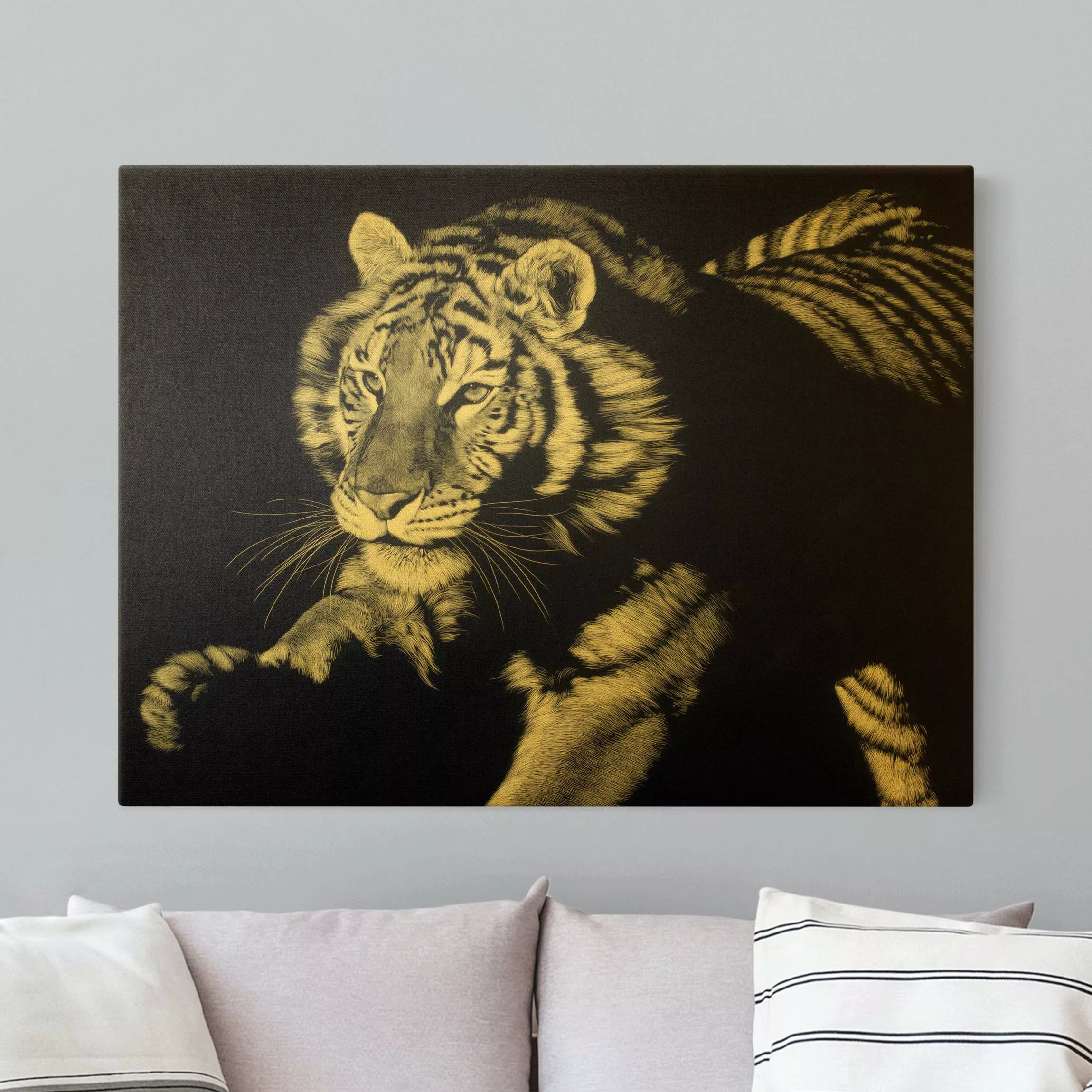 Leinwandbild Gold Tiger im Sonnenlicht vor Schwarz günstig online kaufen