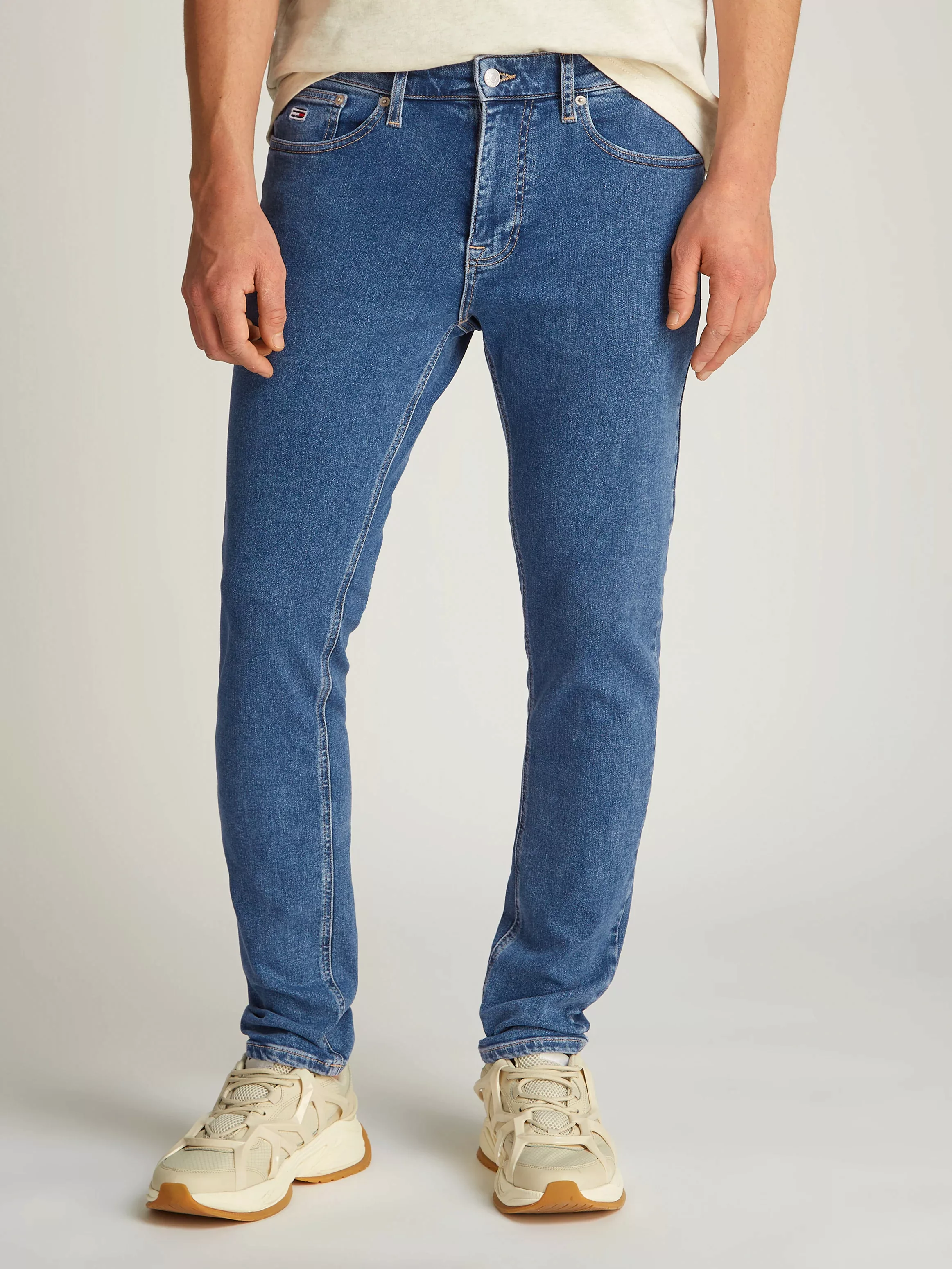 Tommy Jeans Tapered-fit-Jeans mit Logostickereien günstig online kaufen