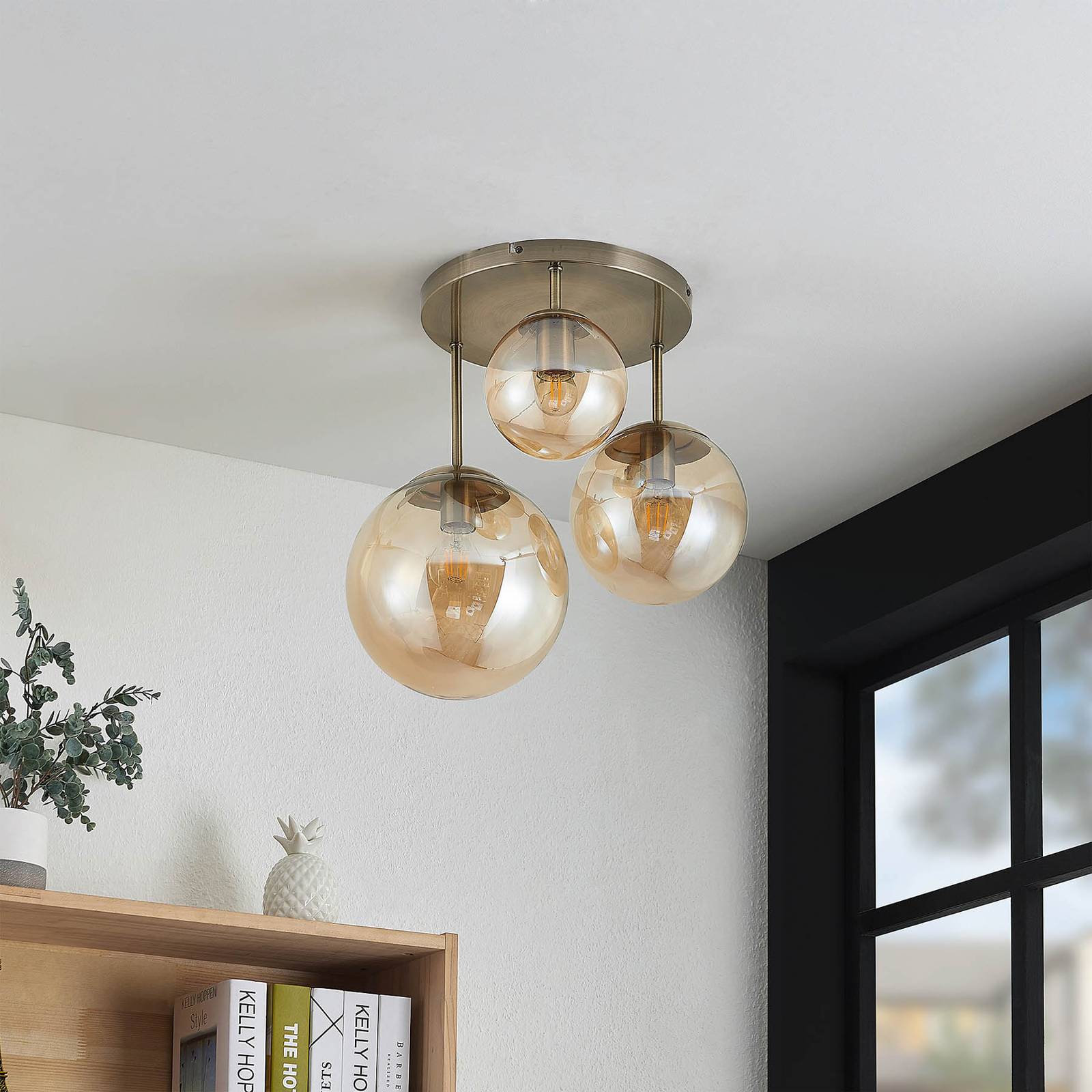 Lindby Teeja Deckenlampe, 3 Glaskugeln, amber günstig online kaufen