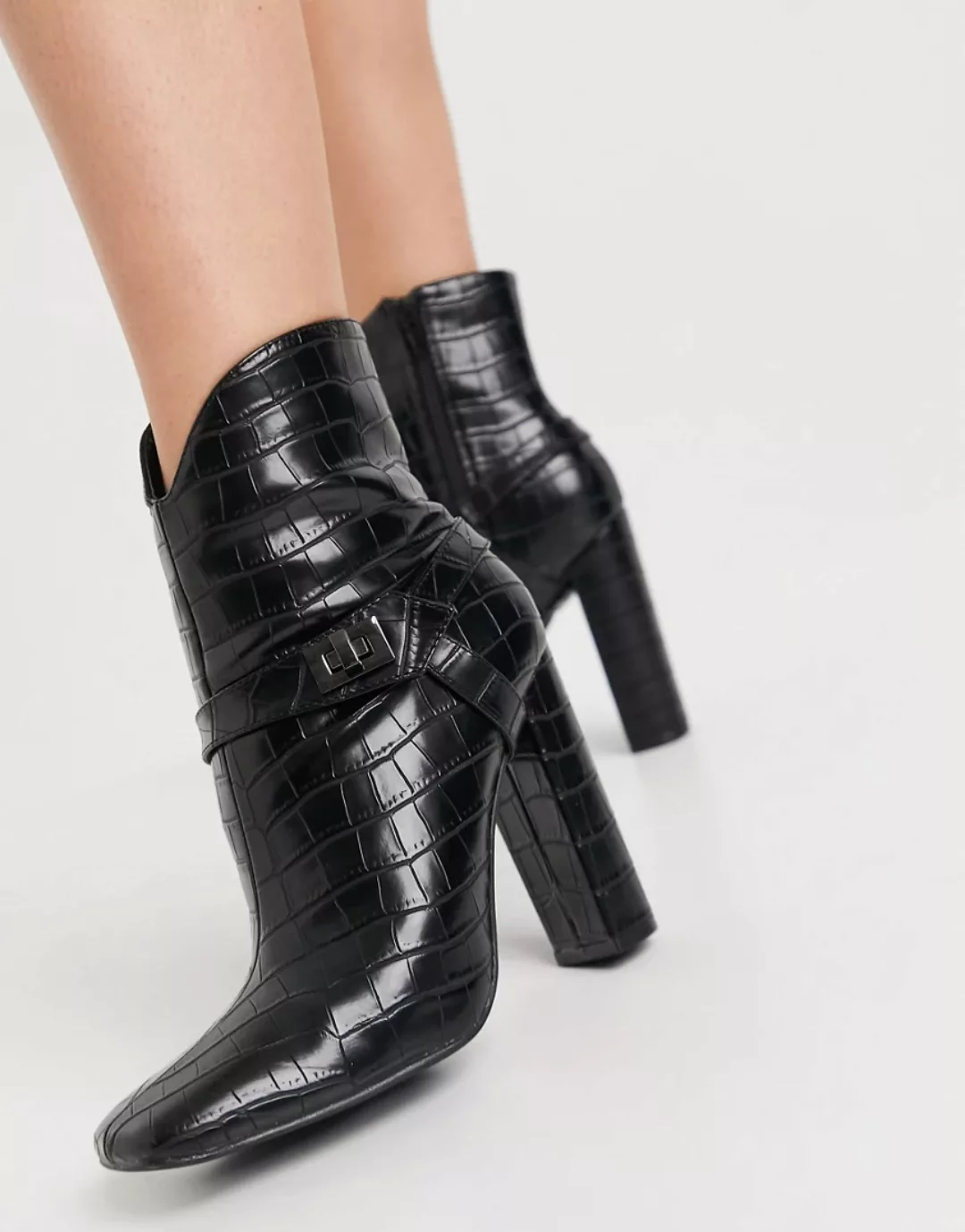 Glamorous – Ankle-Boots mit Absatz und Riemen-Detail in Kroko-schwarz günstig online kaufen