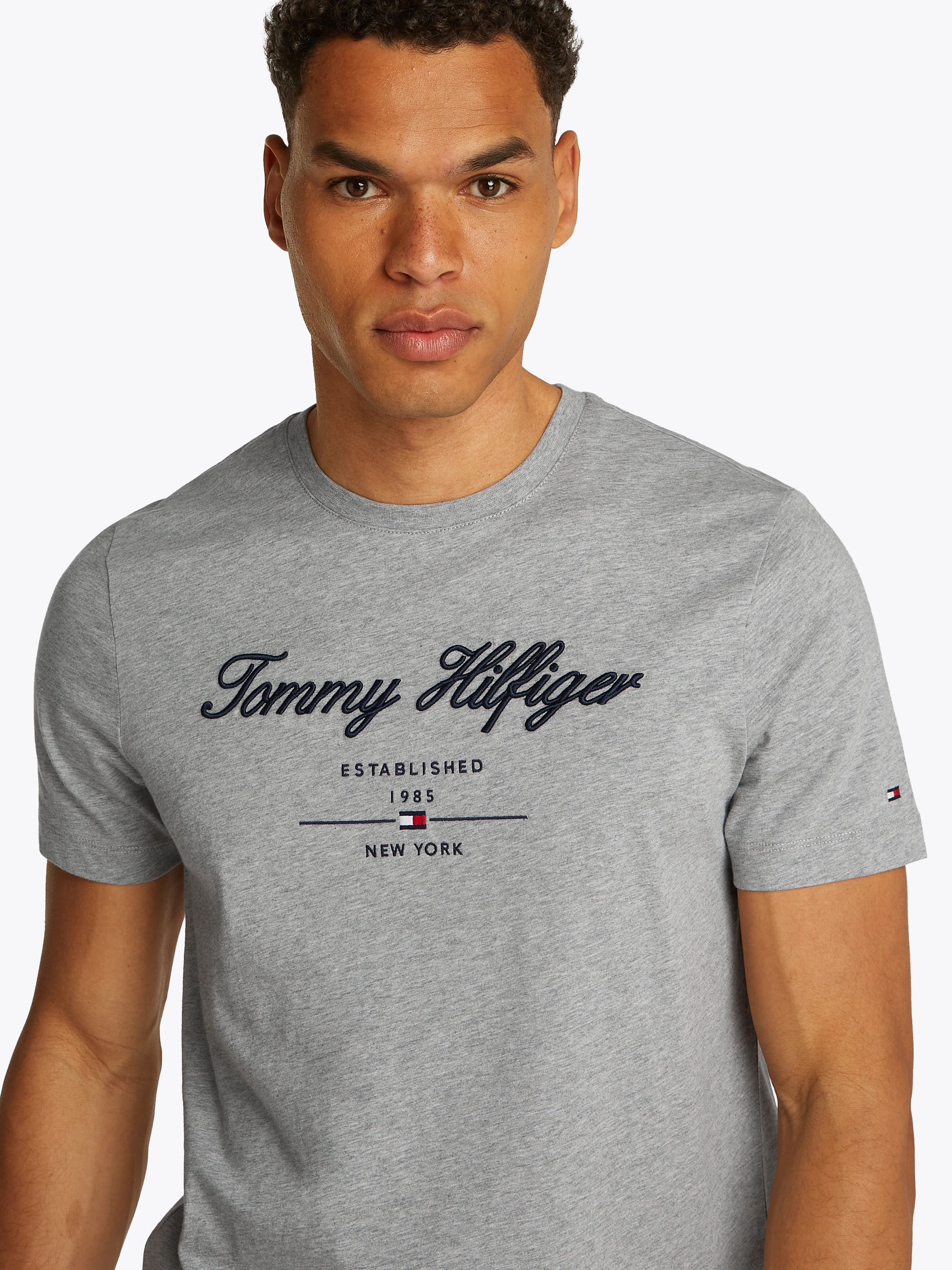 Tommy Hilfiger T-Shirt SCRIPT LOGO TEE mit aufgesticktem Logo günstig online kaufen