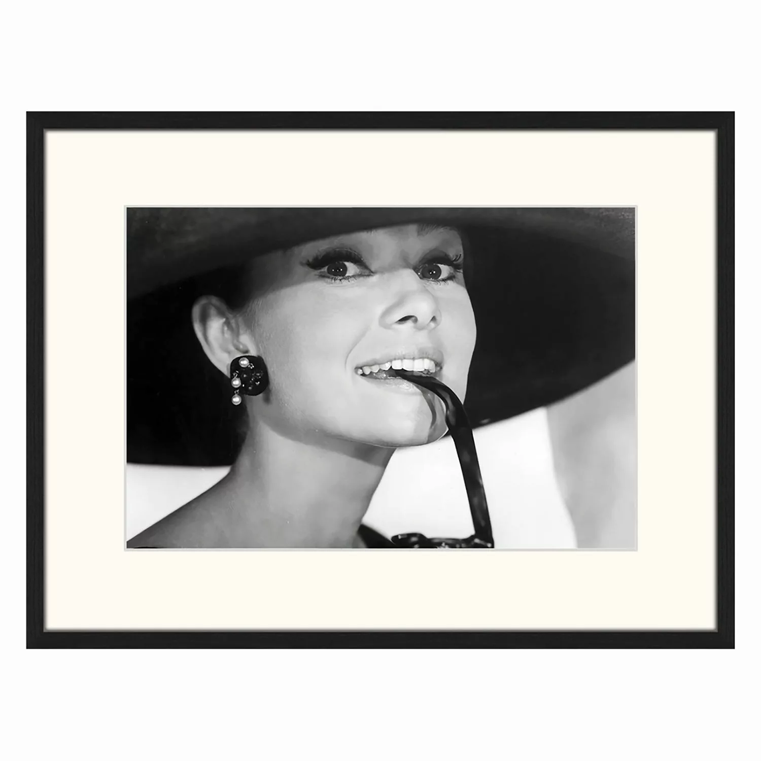 home24 Bild Audrey Hepburn and Sunglasses günstig online kaufen