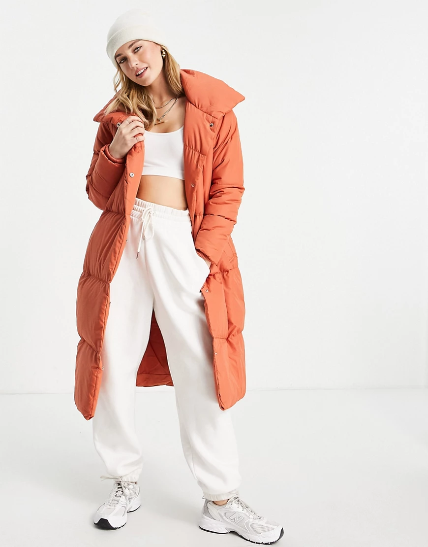 Threadbare – Coral – Langer Oversize-Steppmantel in Orange mit Gürtel günstig online kaufen