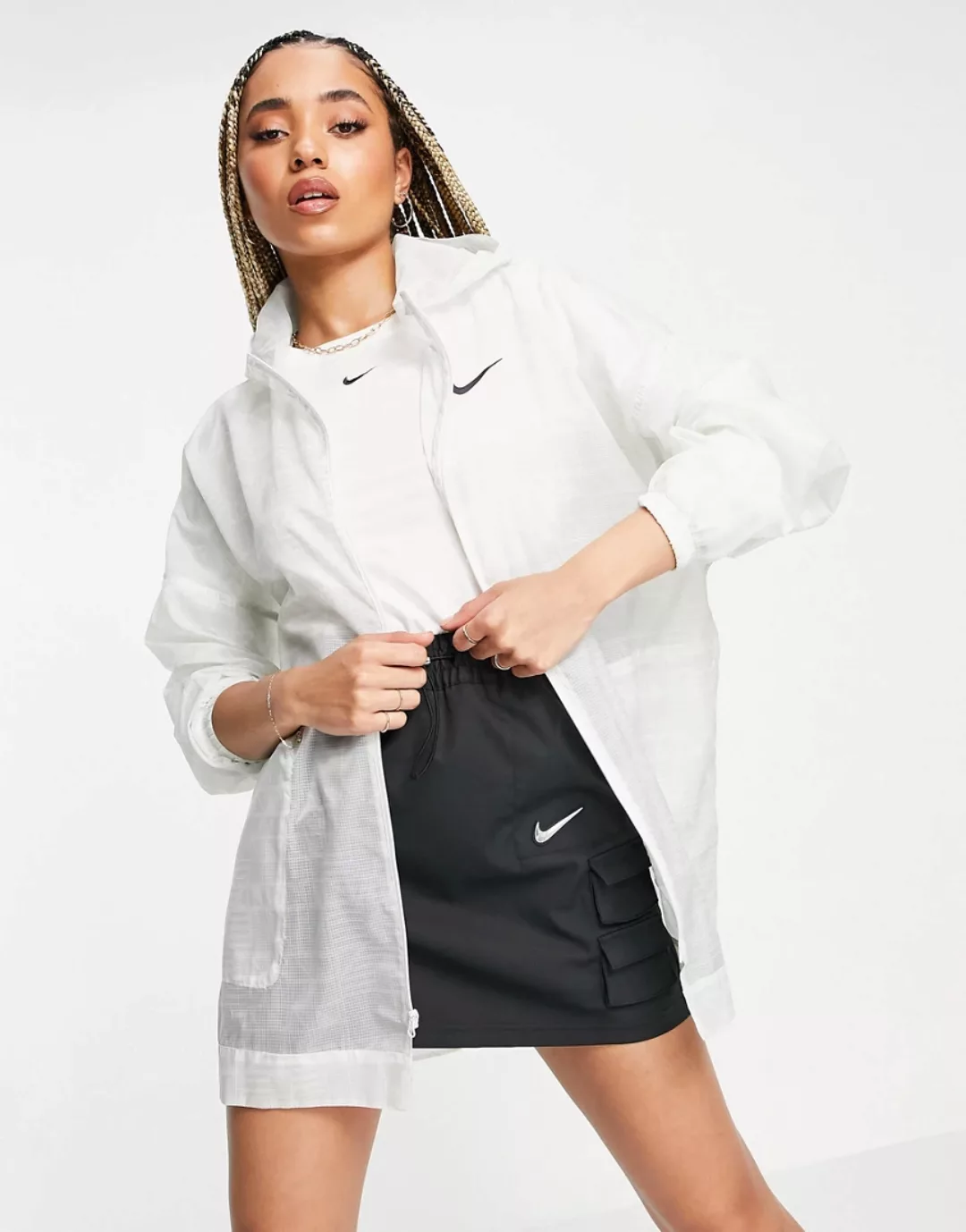 Nike – Jacke aus Webstoff in Weiß mit Logo günstig online kaufen