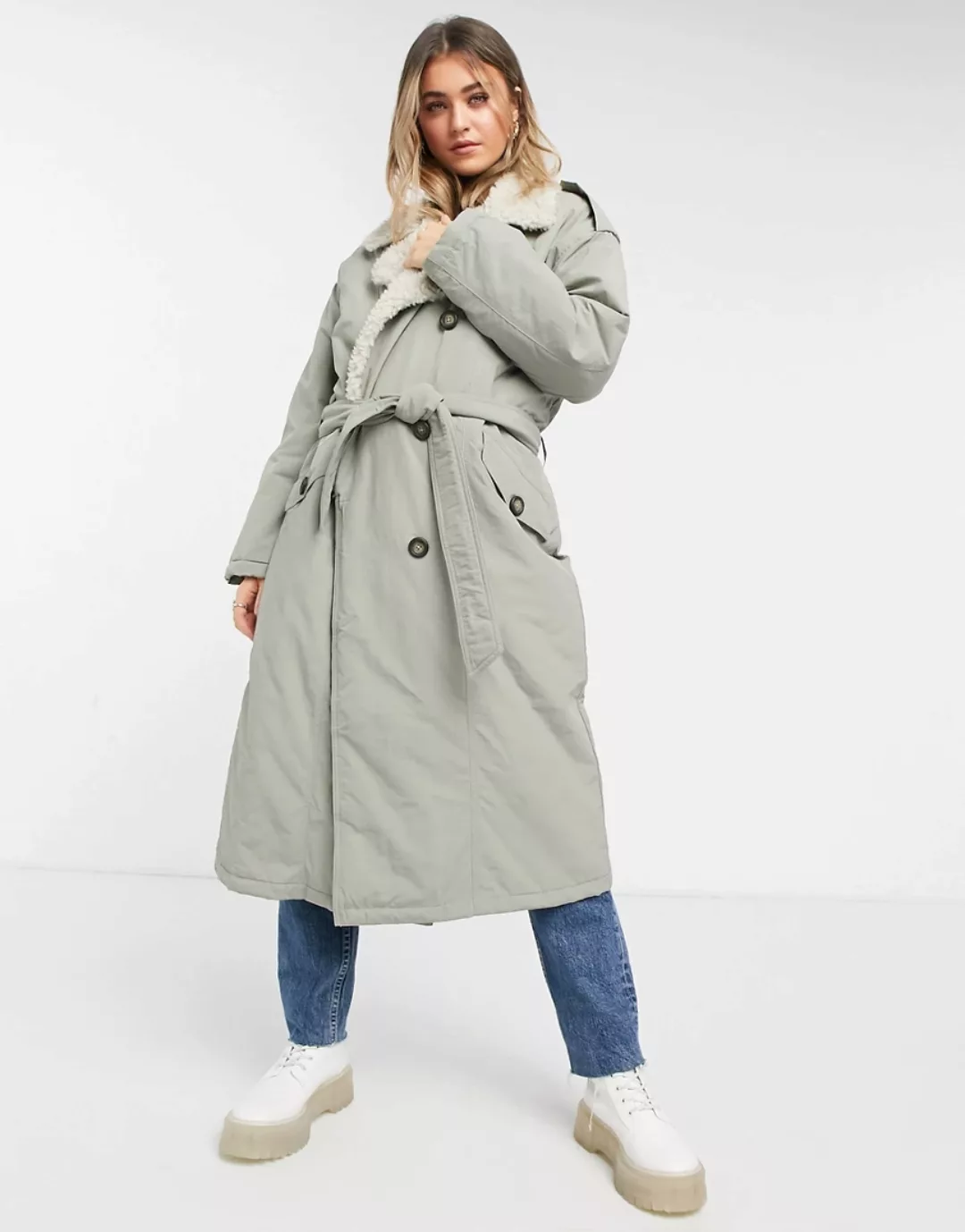 ASOS DESIGN – Gespleißter Trenchcoat in Salbeigrün mit Teddyfell-Details günstig online kaufen