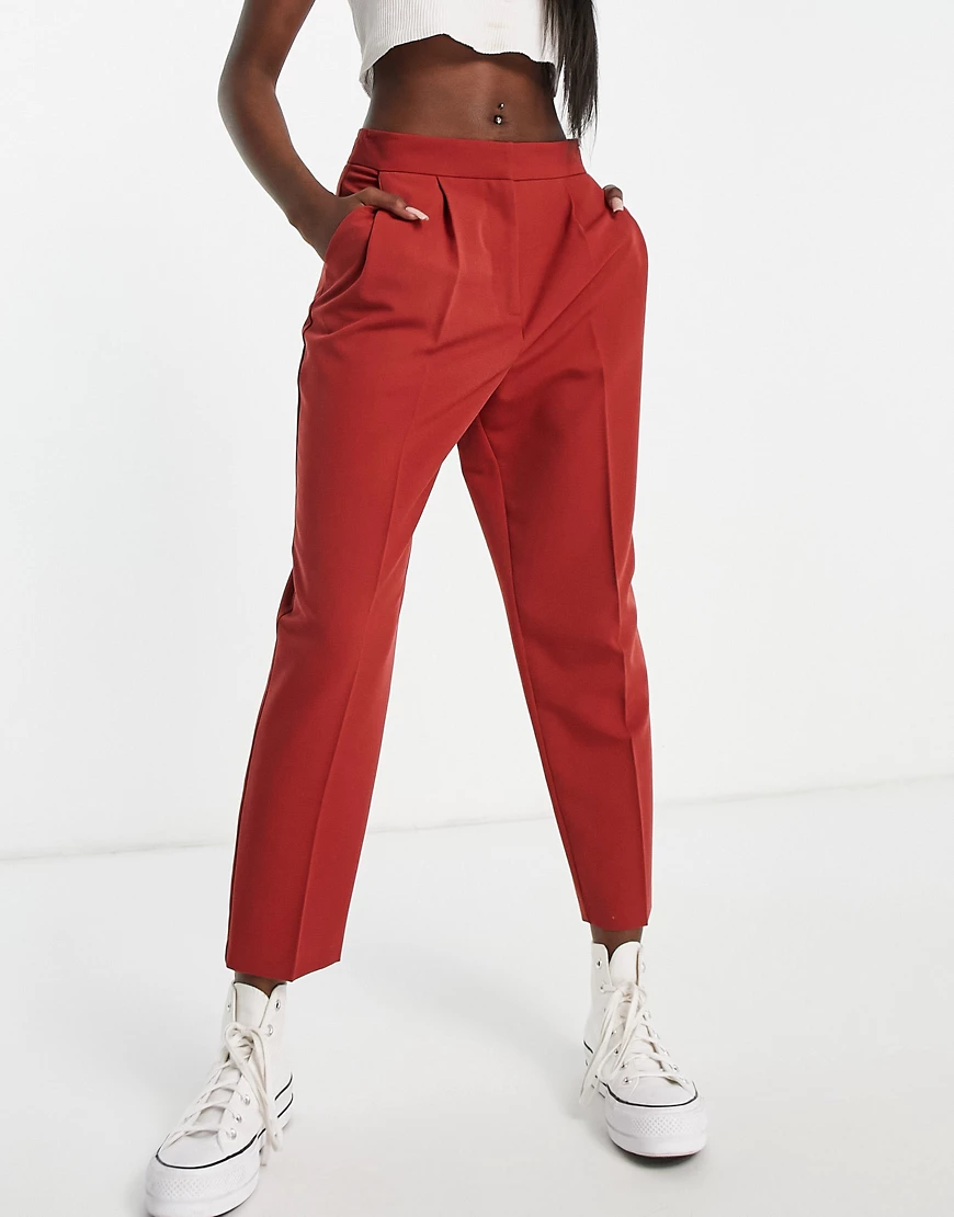 ASOS DESIGN – Elegante, schmal zulaufende Hose in Ziegelsteinrot günstig online kaufen