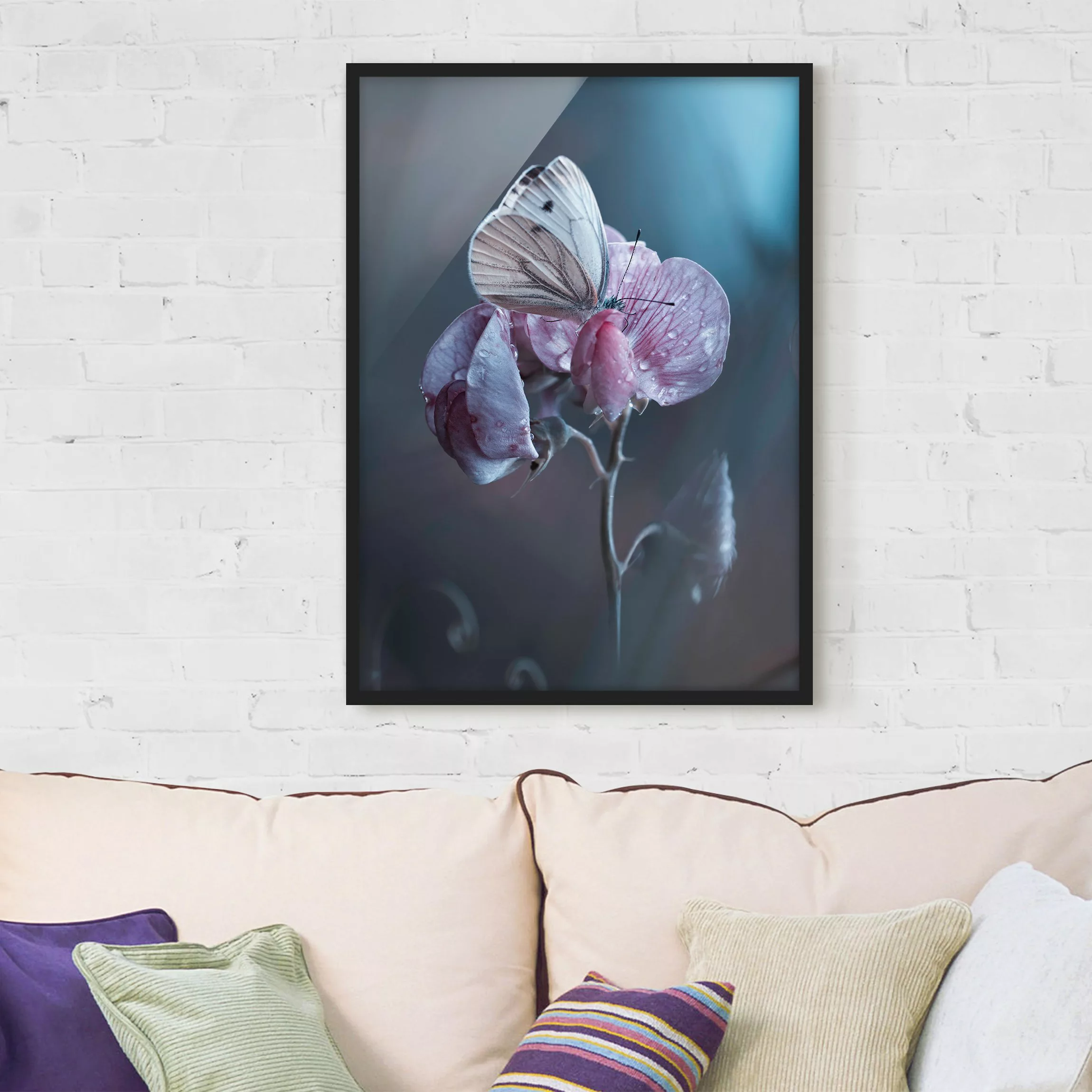 Bild mit Rahmen Blumen - Hochformat Schmetterling im Regen günstig online kaufen