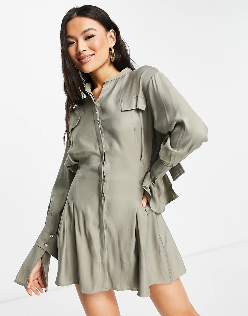 Aria Cove – Mini-Hemdkleid in Olivgrün mit Knopfdetail und elastischer Tail günstig online kaufen