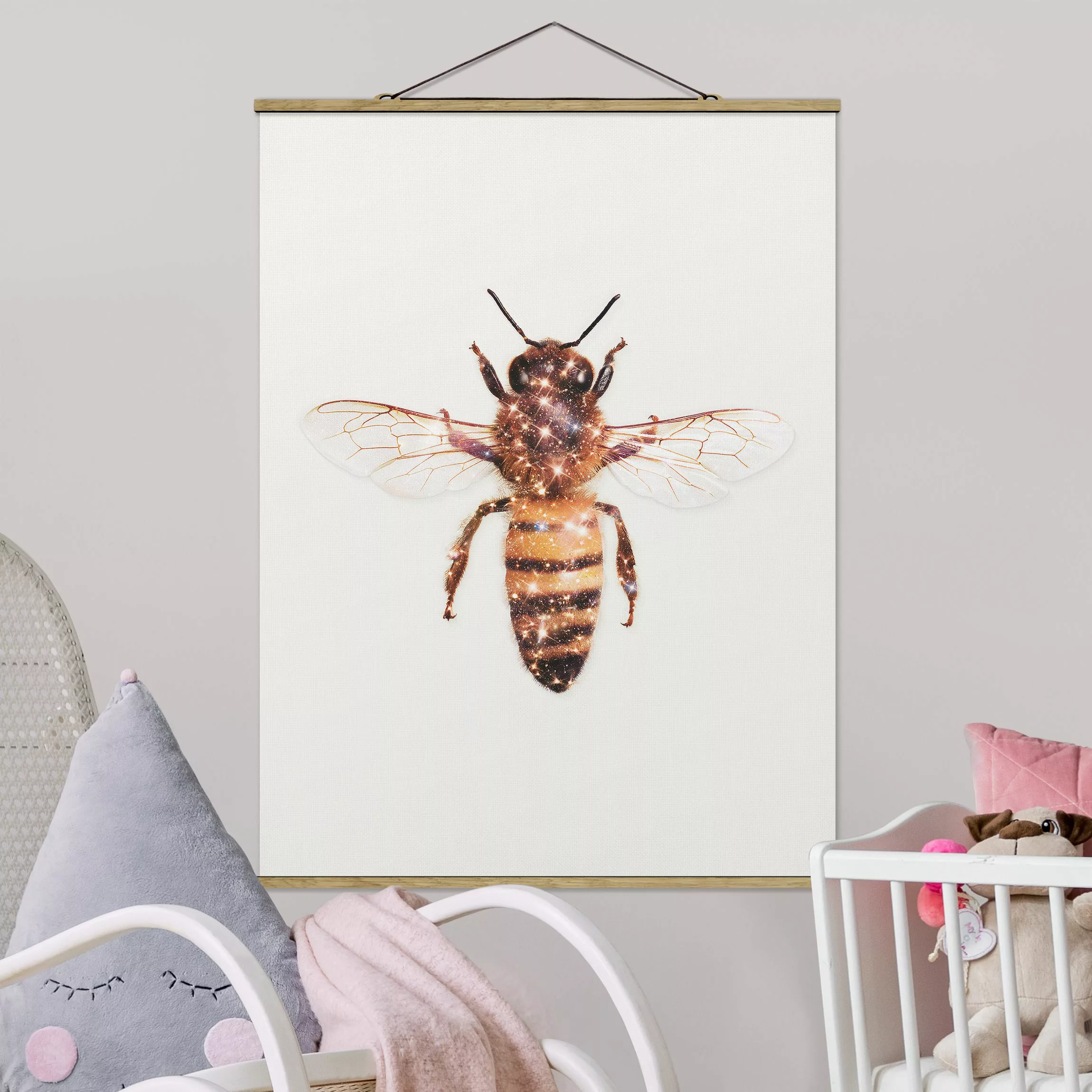 Stoffbild Tiere mit Posterleisten - Hochformat Biene mit Glitzer günstig online kaufen