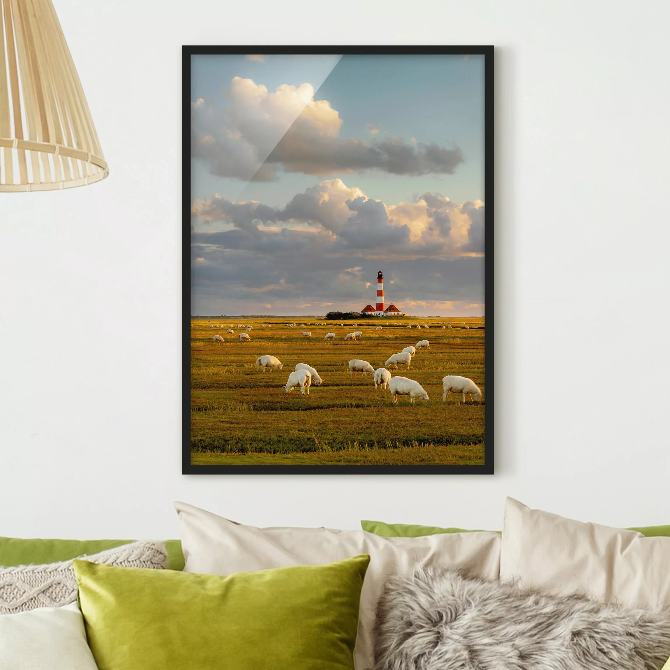 Bild mit Rahmen Tiere - Hochformat Nordsee Leuchtturm mit Schafsherde günstig online kaufen