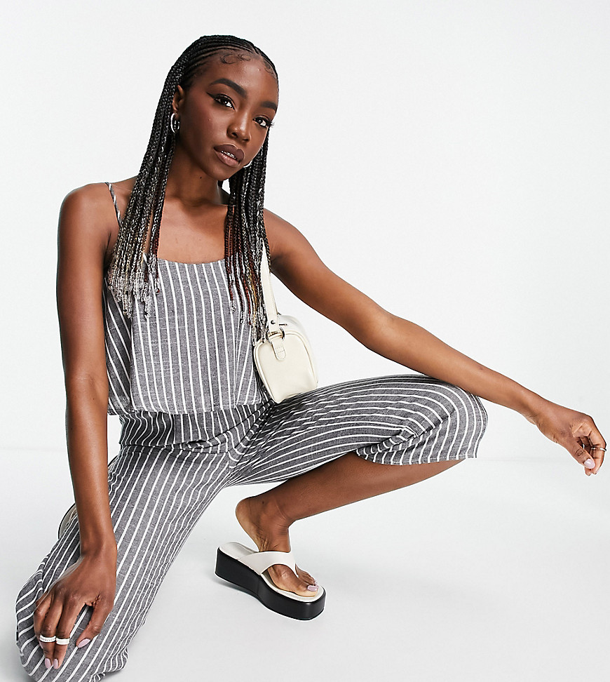 Missguided Tall – Grau gestreifter Jumpsuit mit Hosenrock und Camisole-Ober günstig online kaufen