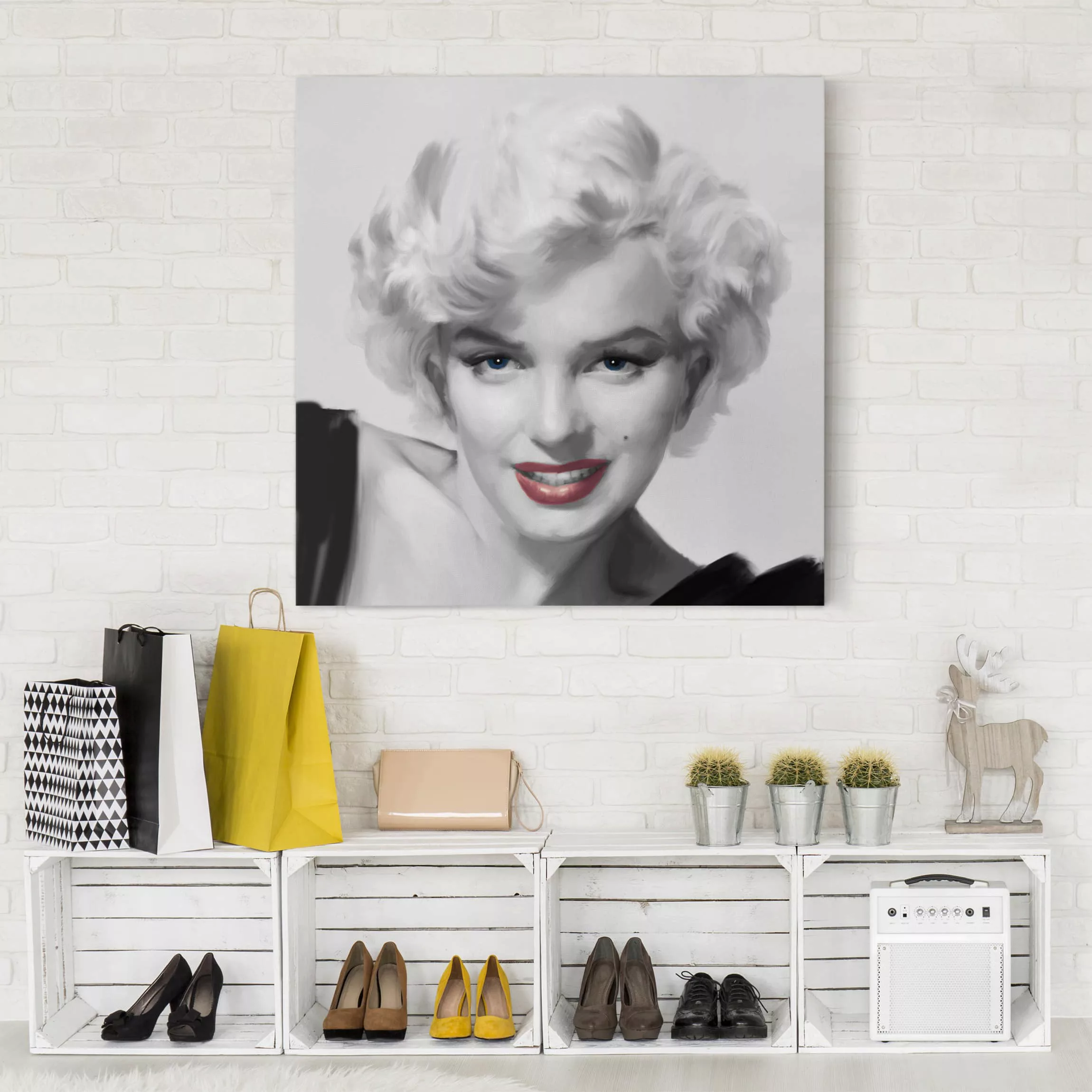 Leinwandbild Schwarz-Weiß - Quadrat Marilyn auf Sofa günstig online kaufen