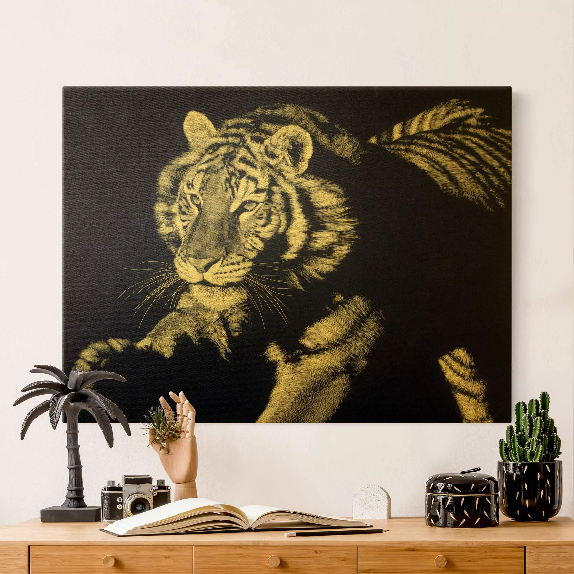 Leinwandbild Gold Tiger im Sonnenlicht vor Schwarz günstig online kaufen