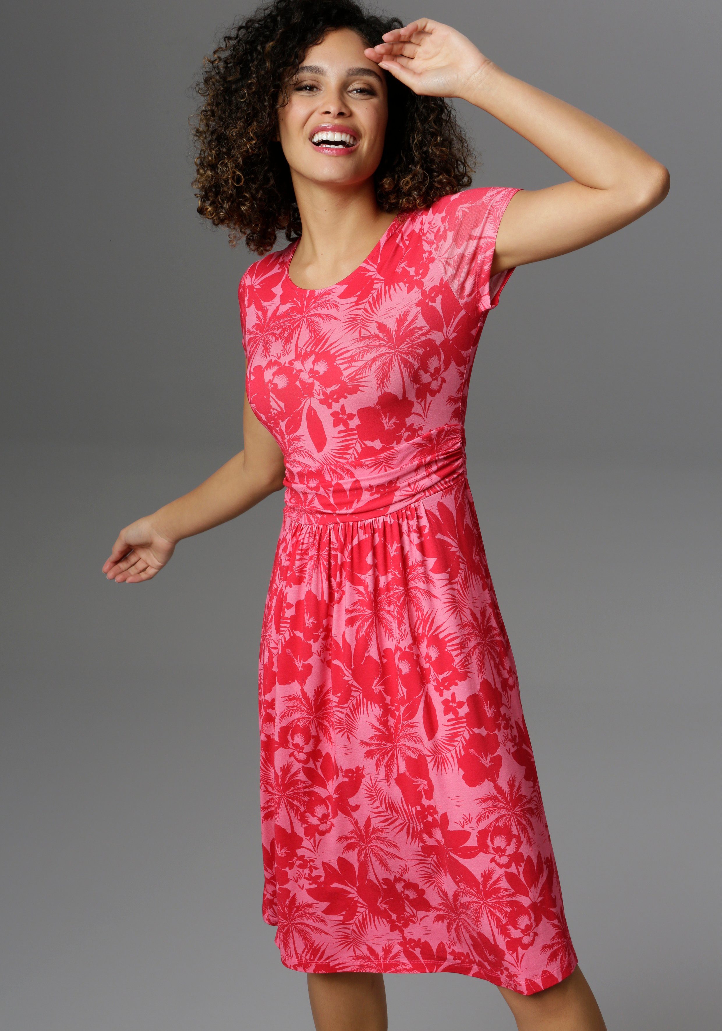 Aniston SELECTED Sommerkleid, mit Palmen und Blüten in Knallfarbe günstig online kaufen