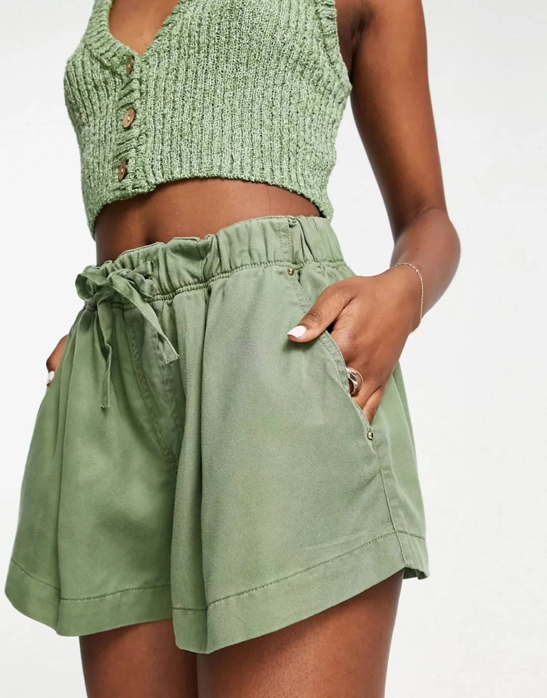 River Island – Shorts in Khaki mit Kordelzug und hohem Bund-Grün günstig online kaufen
