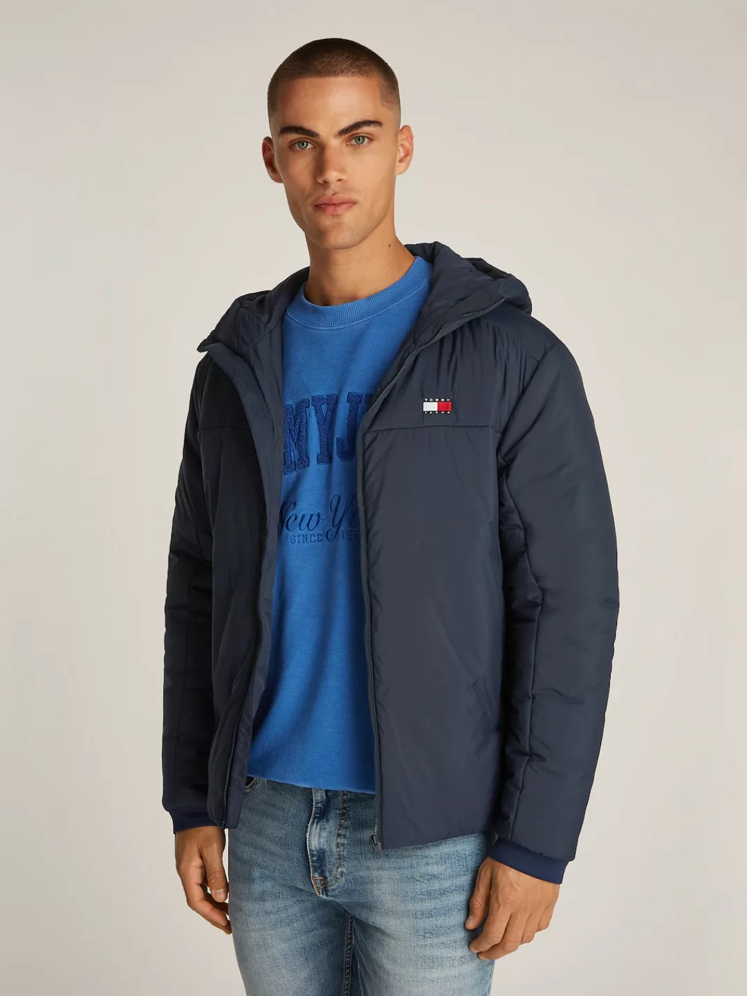 Tommy Jeans Kurzjacke "TJM LT POLY JACKET EXT", mit Kapuze, mit Logosticker günstig online kaufen