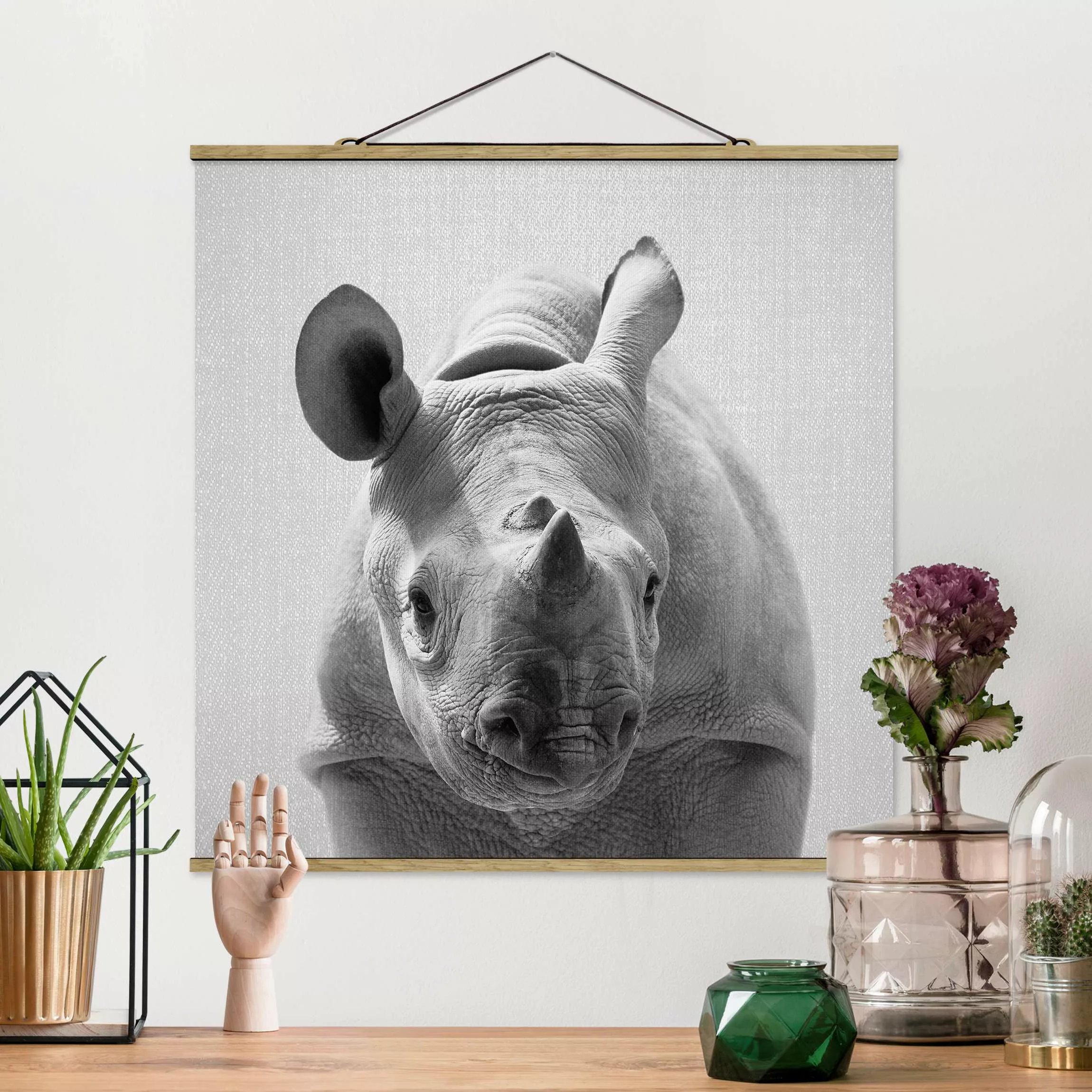 Stoffbild mit Posterleisten Baby Nashorn Nina Schwarz Weiß günstig online kaufen