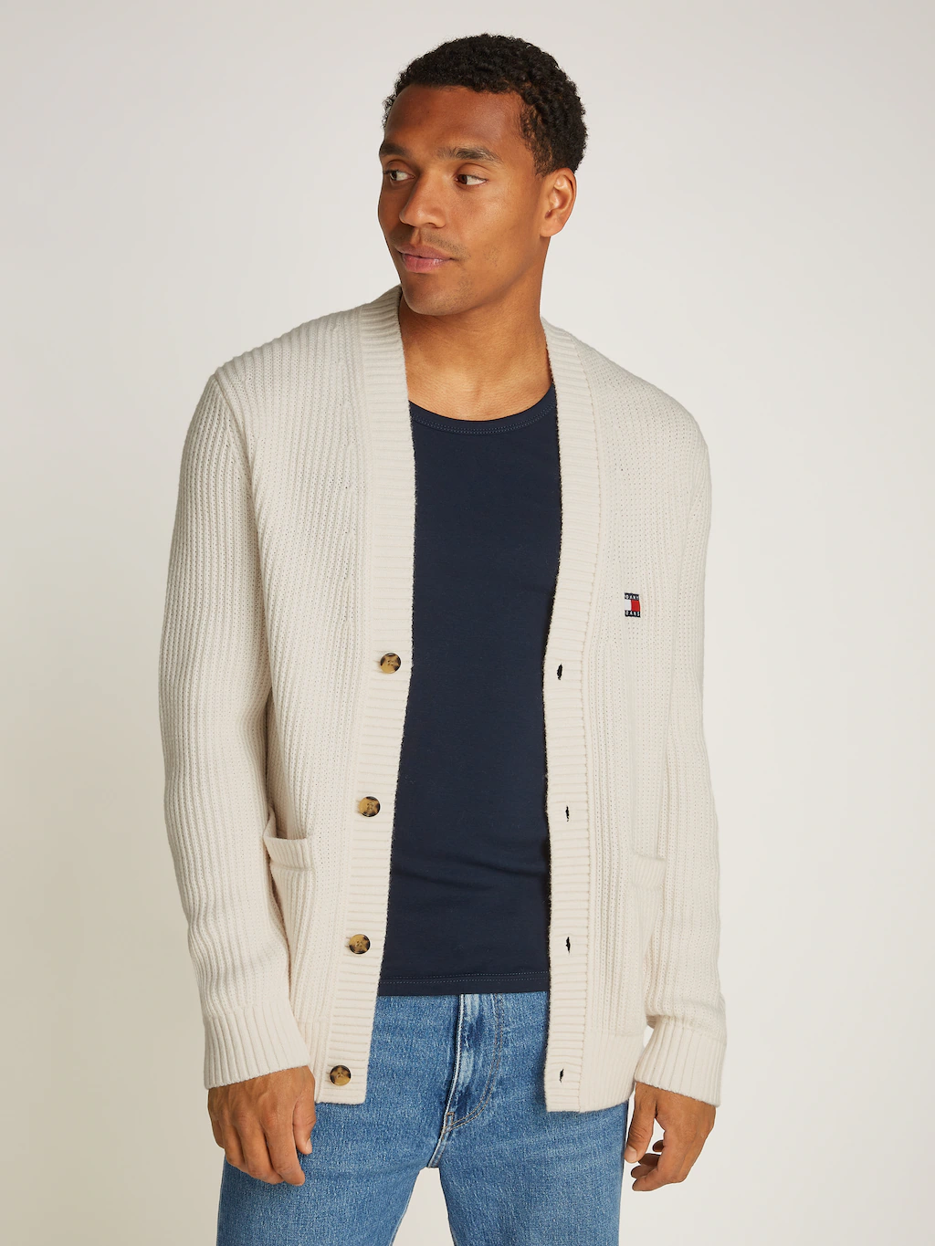 Tommy Jeans Cardigan TJM REG JERSEY STITCH CARDI mit Logostickerei günstig online kaufen