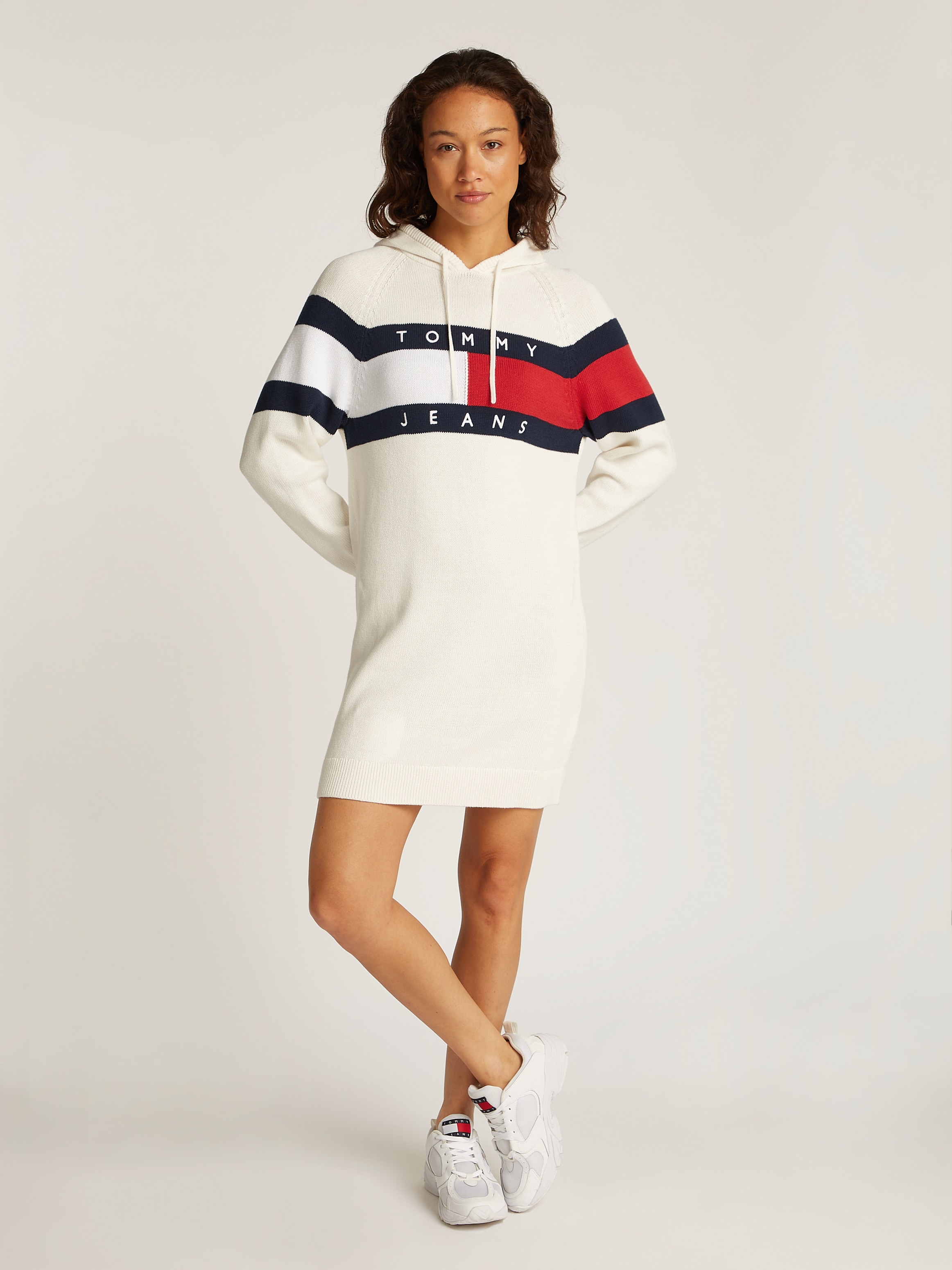 Tommy Jeans Strickkleid "TJW FLAG HOOD SWEATER DRESS EXT", mit Logo-Flag günstig online kaufen