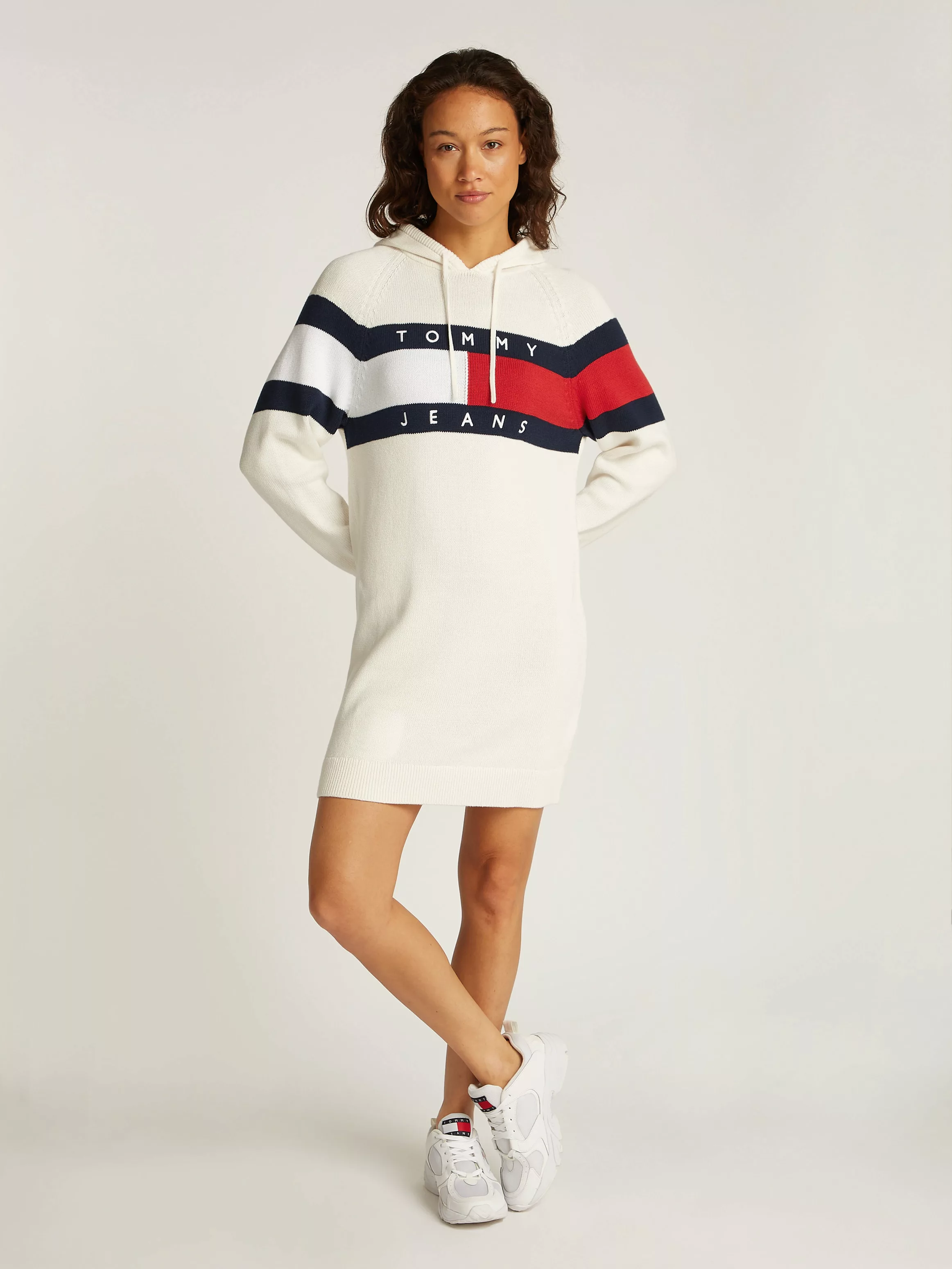 Tommy Jeans Strickkleid "TJW FLAG HOOD SWEATER DRESS EXT", mit Logo-Flag günstig online kaufen