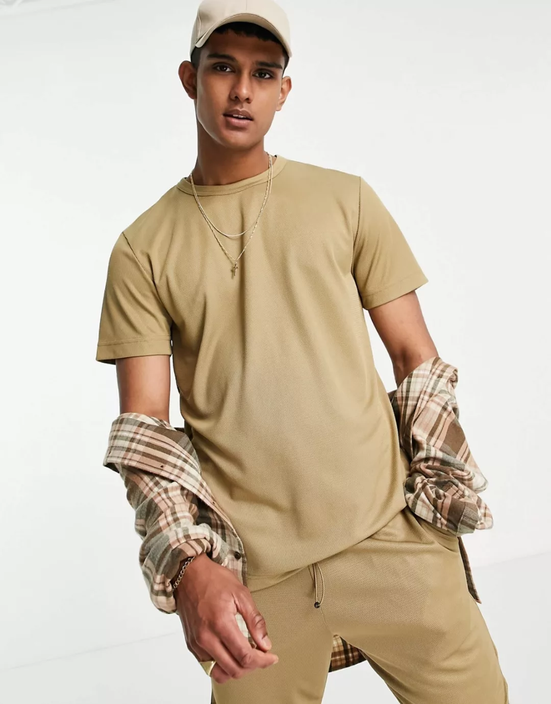 Selected Homme – T-Shirt aus recyceltem Polyester in Beige, Kombiteil-Neutr günstig online kaufen