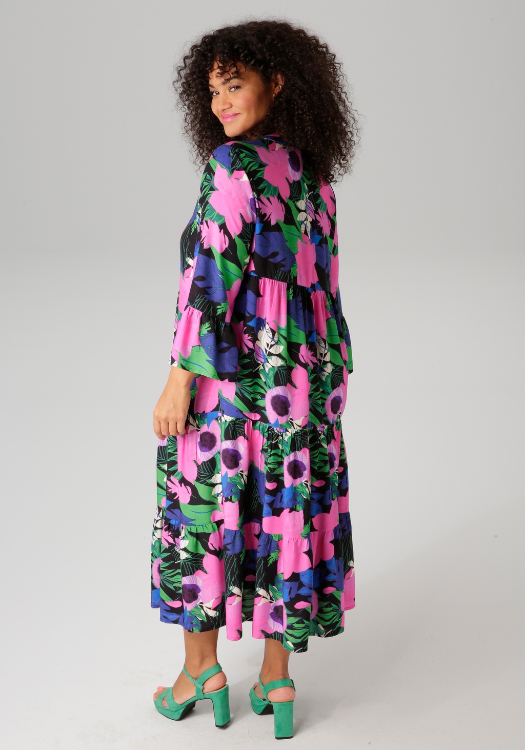 Aniston PLUS Midikleid, mit farbenfrohem, großflächigem Blumendruck günstig online kaufen