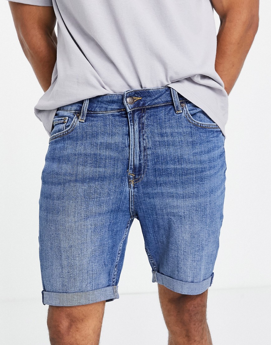 Bershka – Superenge Jeansshorts in Mittelblau günstig online kaufen