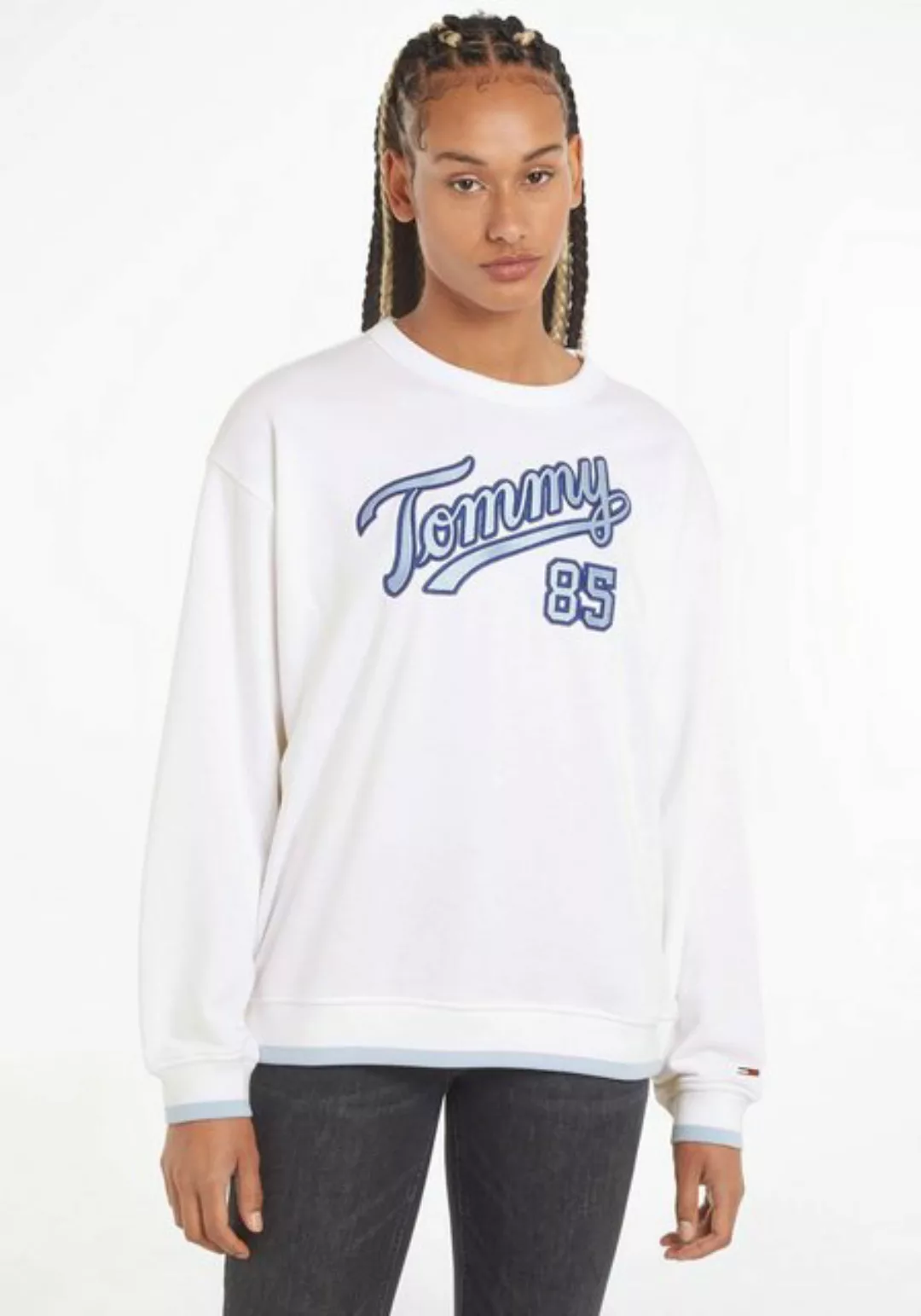 Tommy Jeans Sweater TJW RLX COLLEGIATE 85 SCRPT CREW (1-tlg) mit farblich a günstig online kaufen