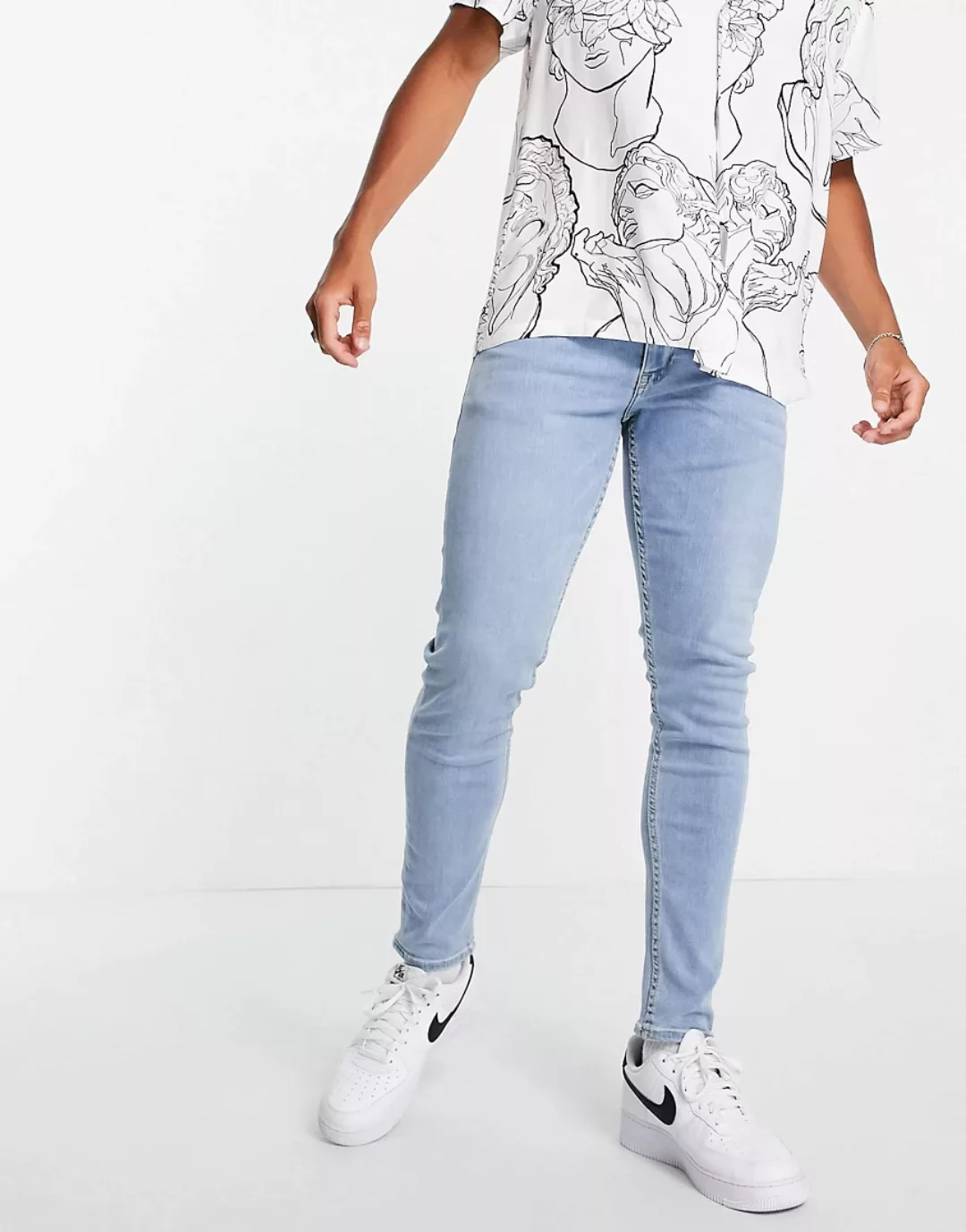 New Look – Jeans mit engem Schnitt in hellblauer Waschung günstig online kaufen