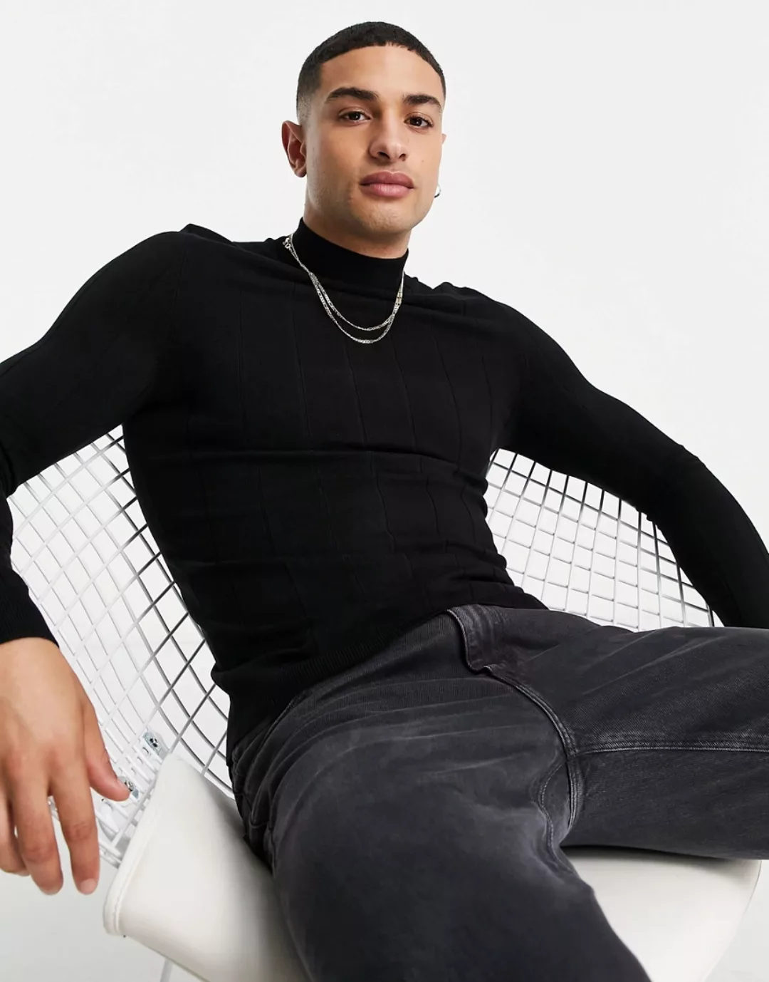 Bershka – Gerippter, schwarzer Pullover mit Rundhalsausschnitt günstig online kaufen