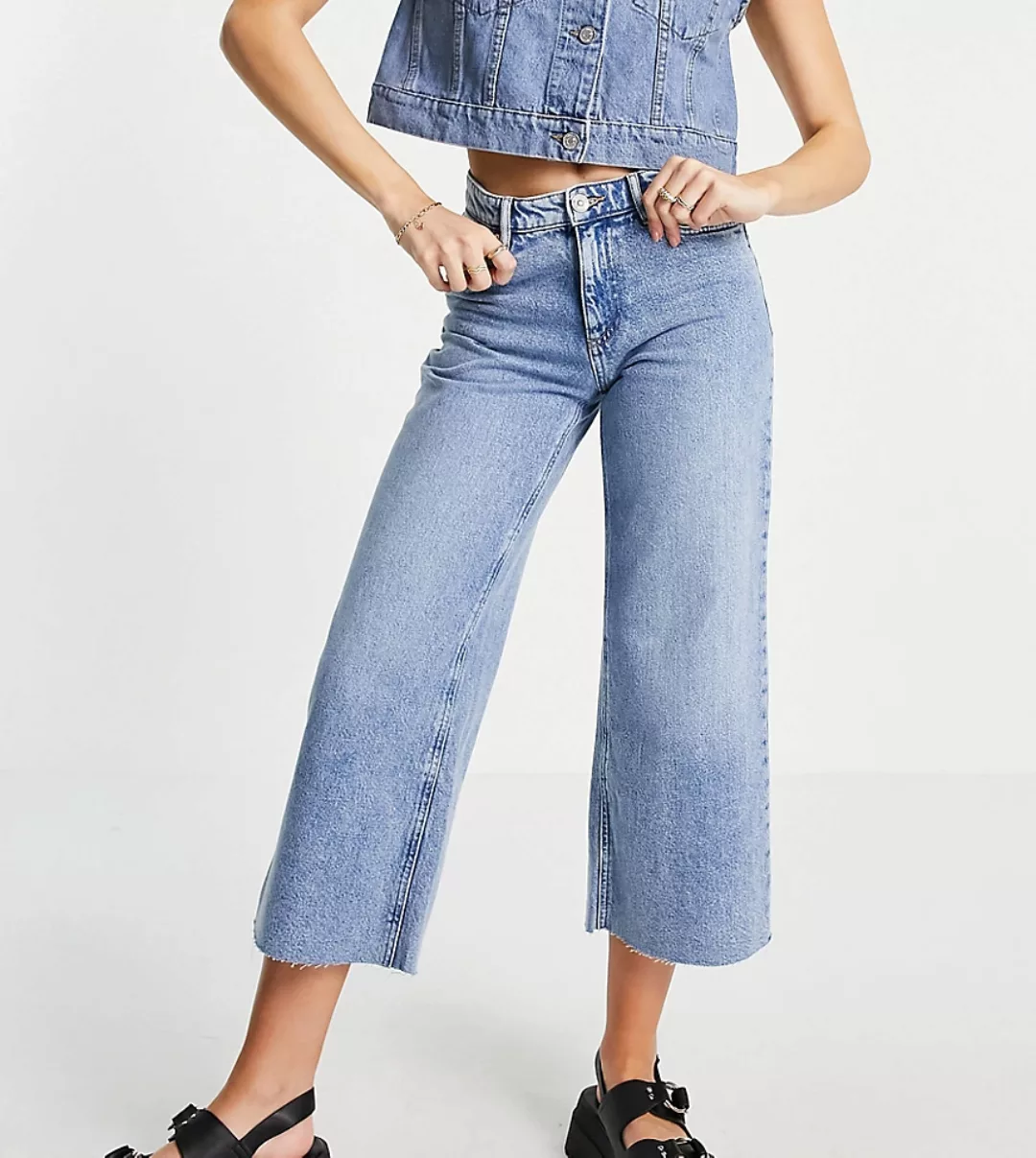 Only – Sonny – Kurz geschnittene Jeans mit weitem Bein in Blau günstig online kaufen