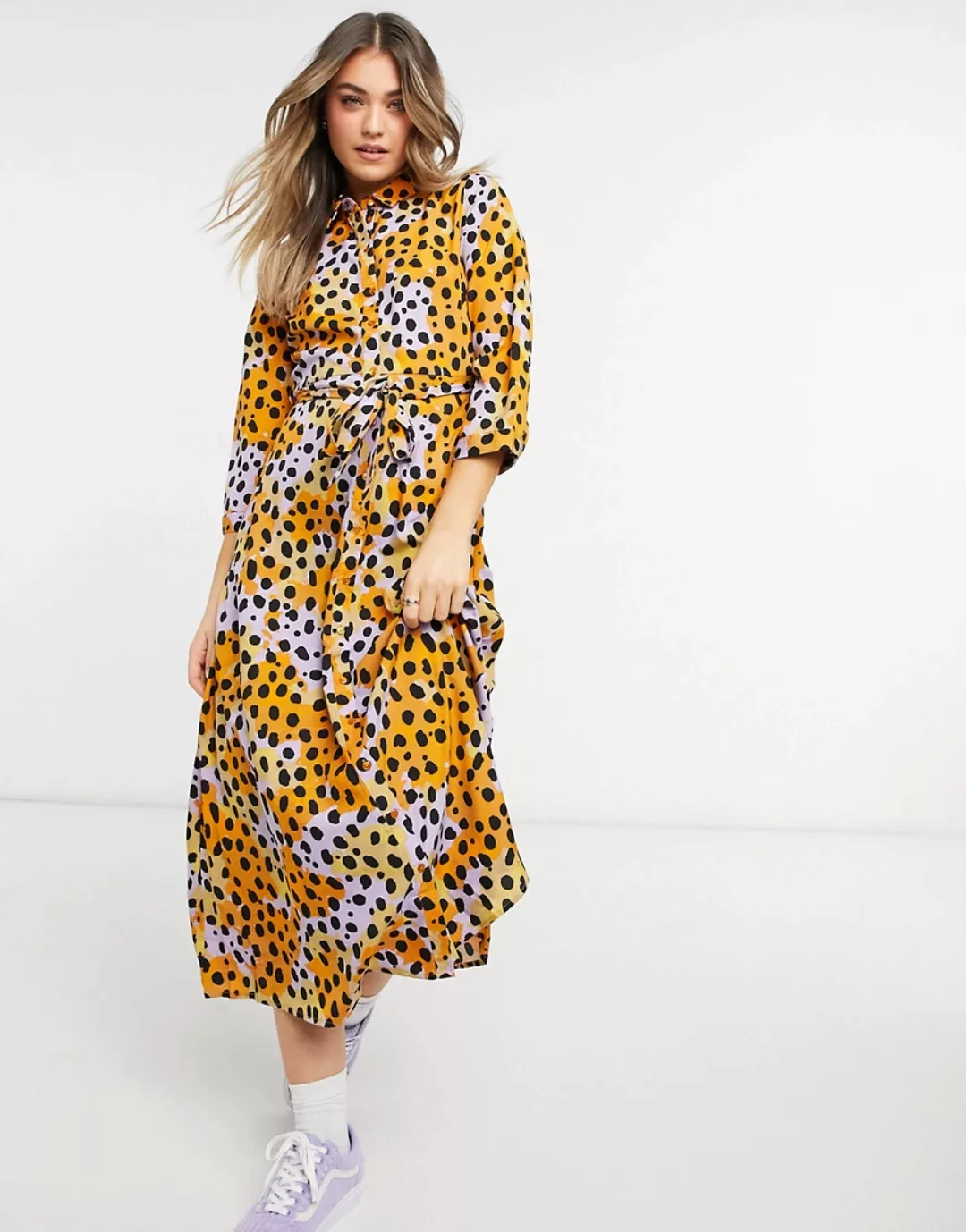 Pieces – Maxi-Hemdkleid mit Taillenschnürung und Tupfenmuster in Gelb-Mehrf günstig online kaufen