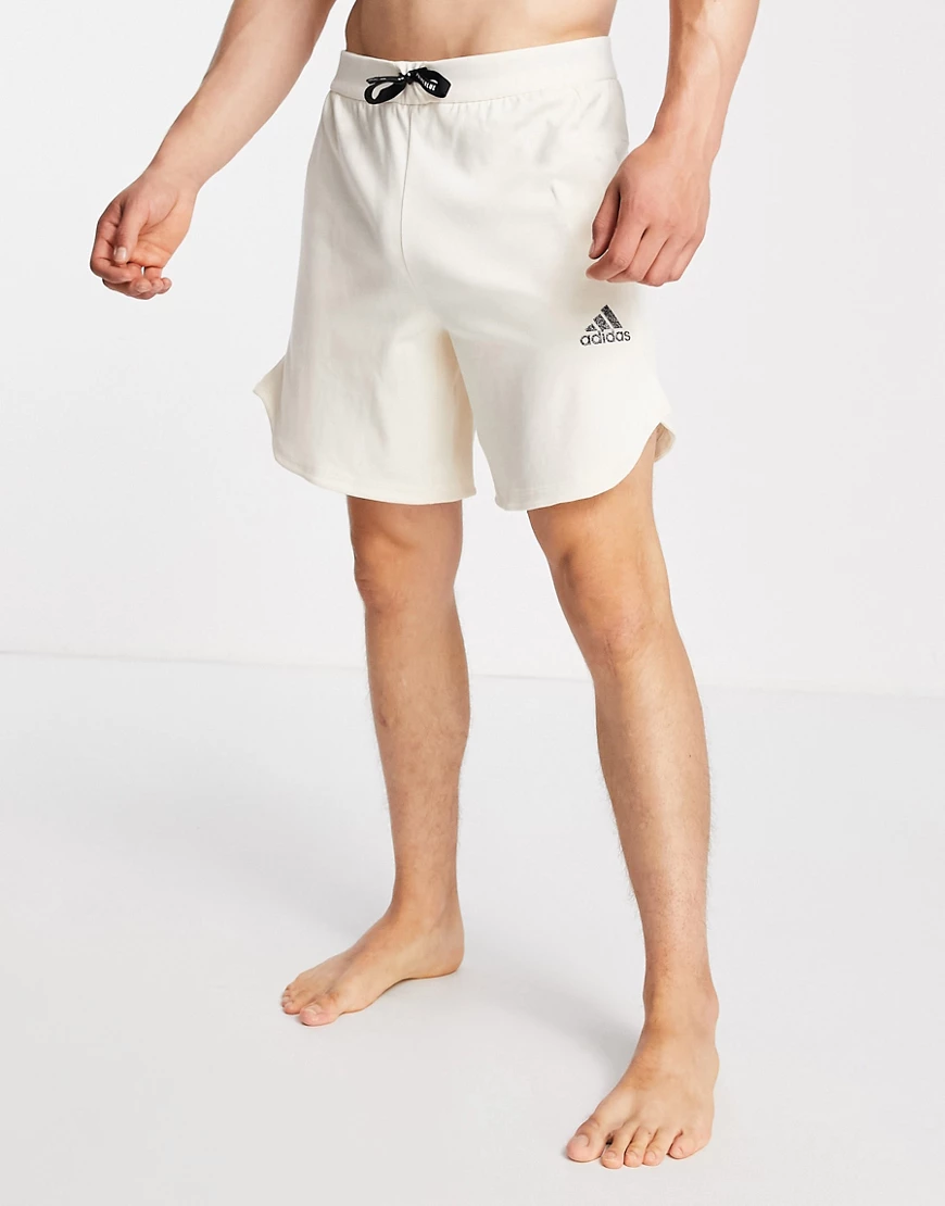 adidas – Yoga – Shorts in Beige mit farblich abgestimmtem Logo-Weiß günstig online kaufen