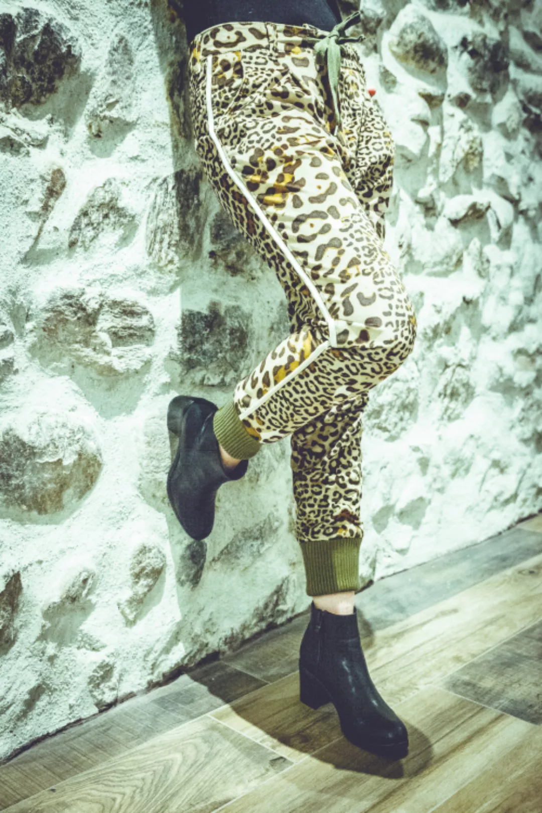 Mega sexy Joggerhose - Leopardenmuster - Samt weich günstig online kaufen