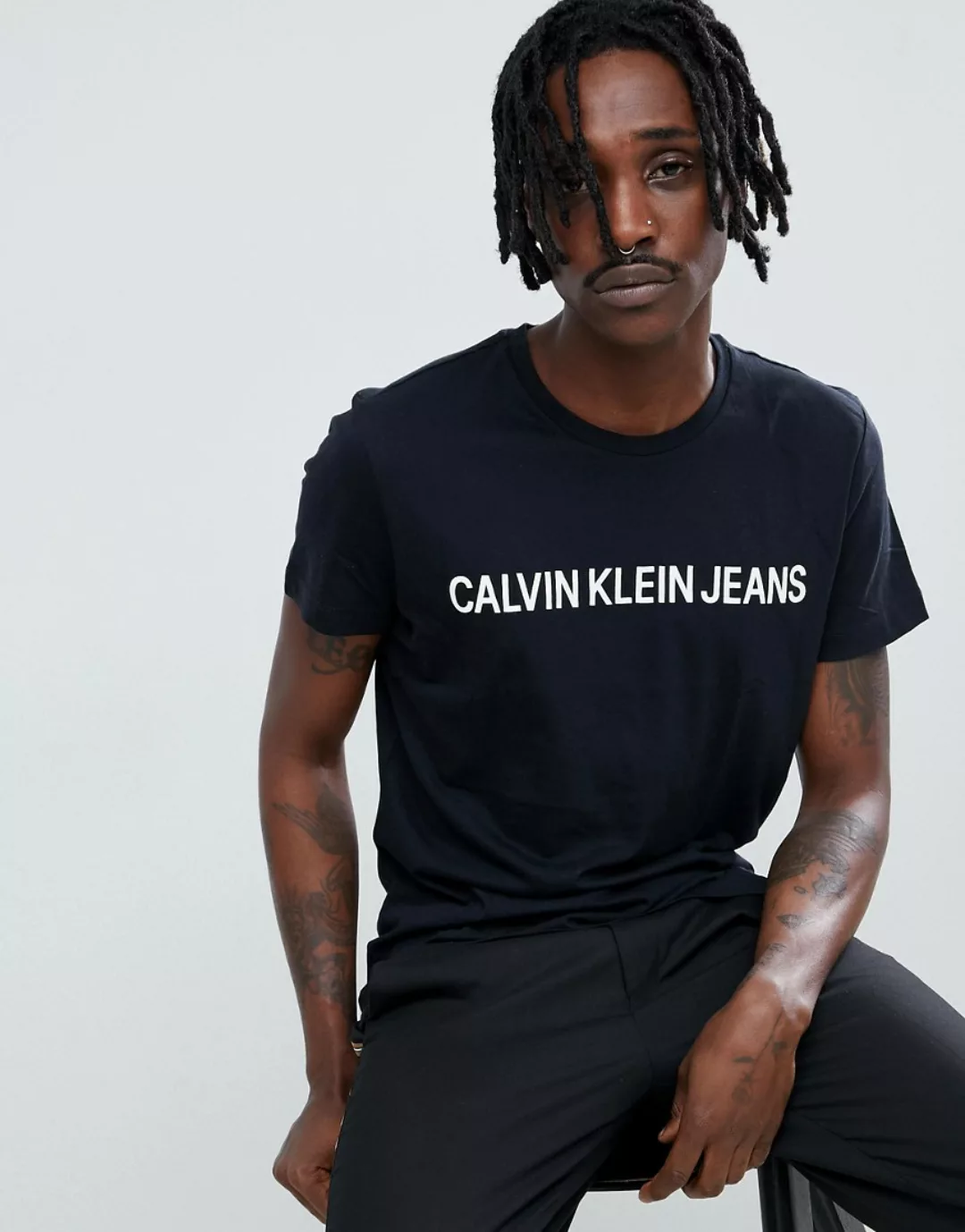 Calvin Klein Jeans – Institutional Script – Schmal geschnittenes T-Shirt mi günstig online kaufen