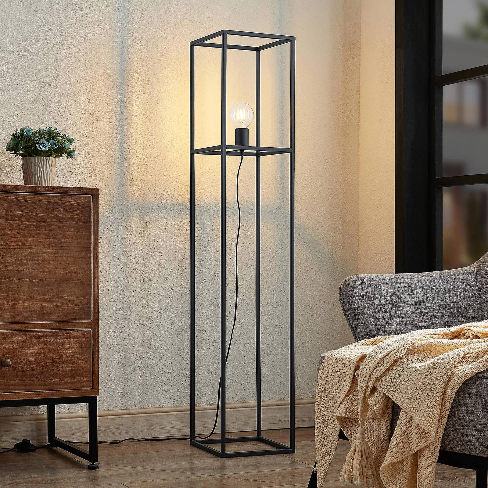 Lindby Jordana Stehlampe, Rahmen, schwarz, 1-fl. günstig online kaufen