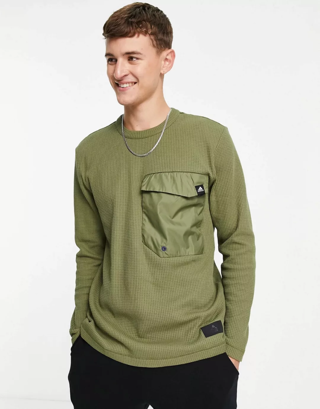 adidas – Utility – Langärmliges Oberteil in Khaki mit Tasche-Grün günstig online kaufen