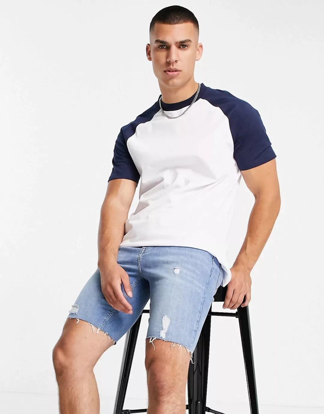 ASOS DESIGN – T-Shirt in Weiß mit kontrastierenden Raglanärmeln in Marinebl günstig online kaufen