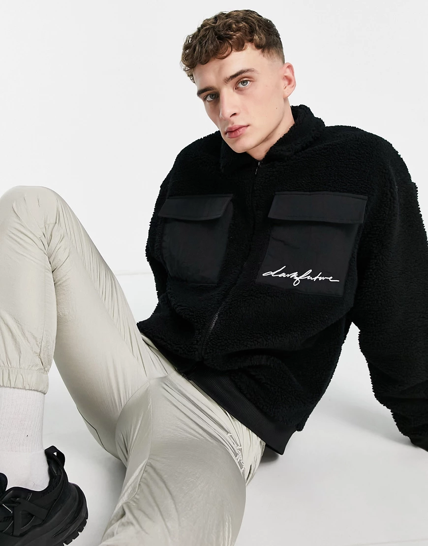 ASOS – Dark Future – Oversize-Hemdjacke aus Teddyfell in Schwarz mit Brustt günstig online kaufen