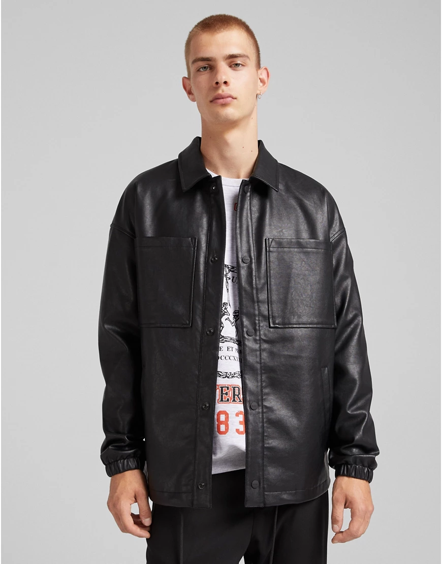 Bershka – Hemdjacke aus Kunstleder in Schwarz günstig online kaufen