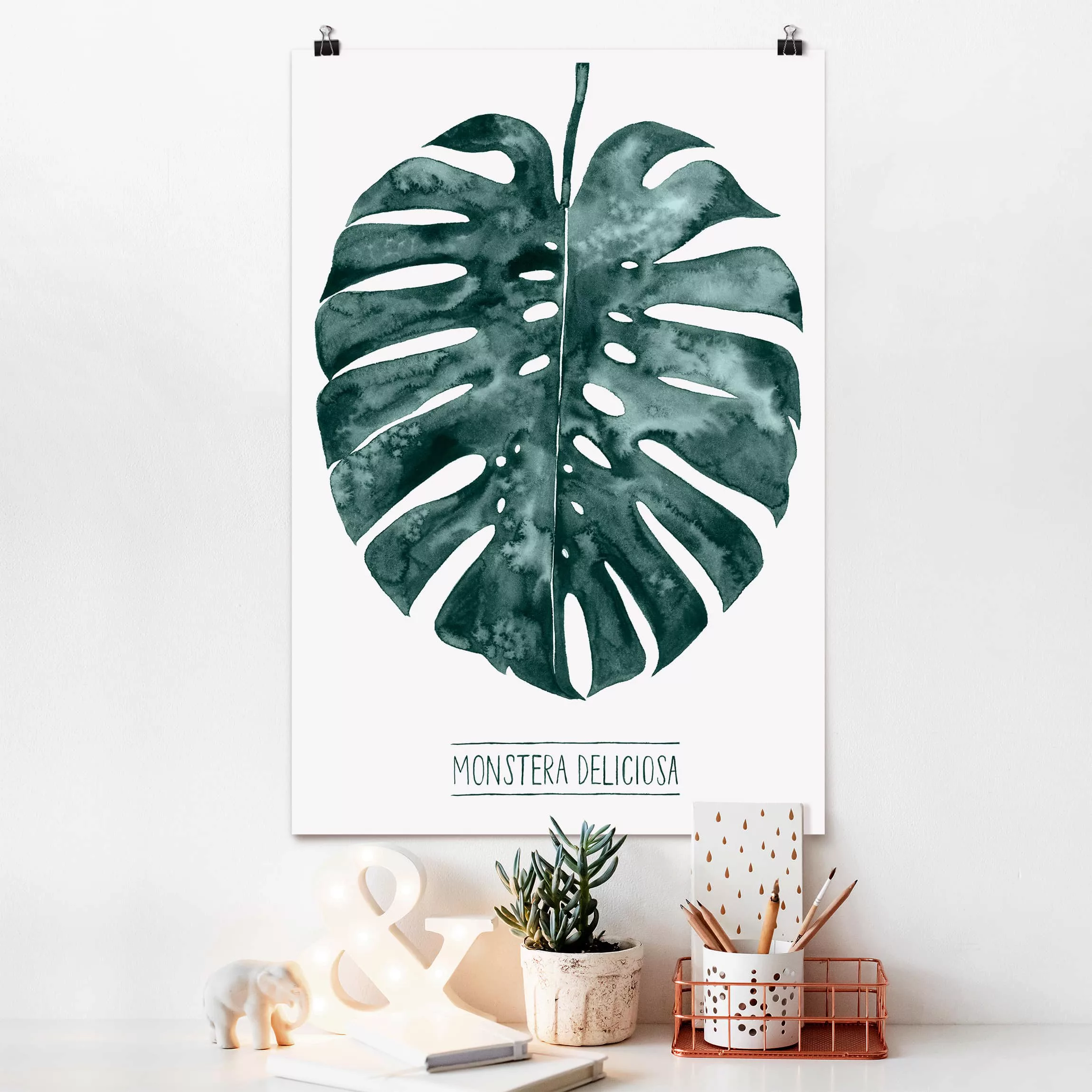 Poster Blumen - Hochformat Smaragdgrüne Monstera Deliciosa günstig online kaufen