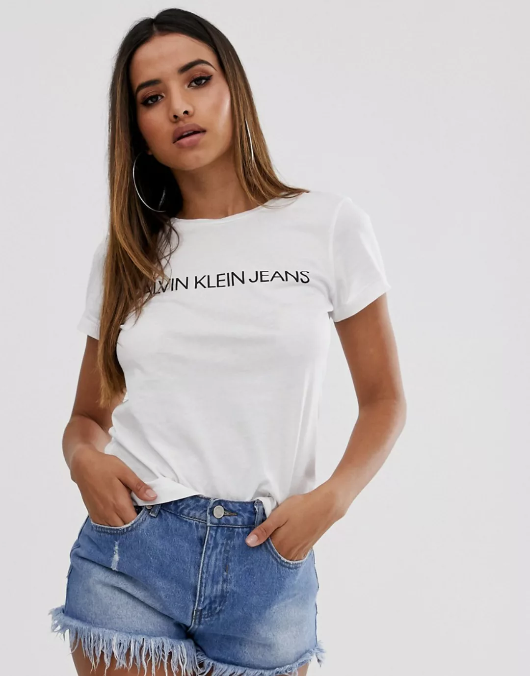 Calvin Klein Jeans – T-Shirt in schlanker Passform mit institutionellem Log günstig online kaufen