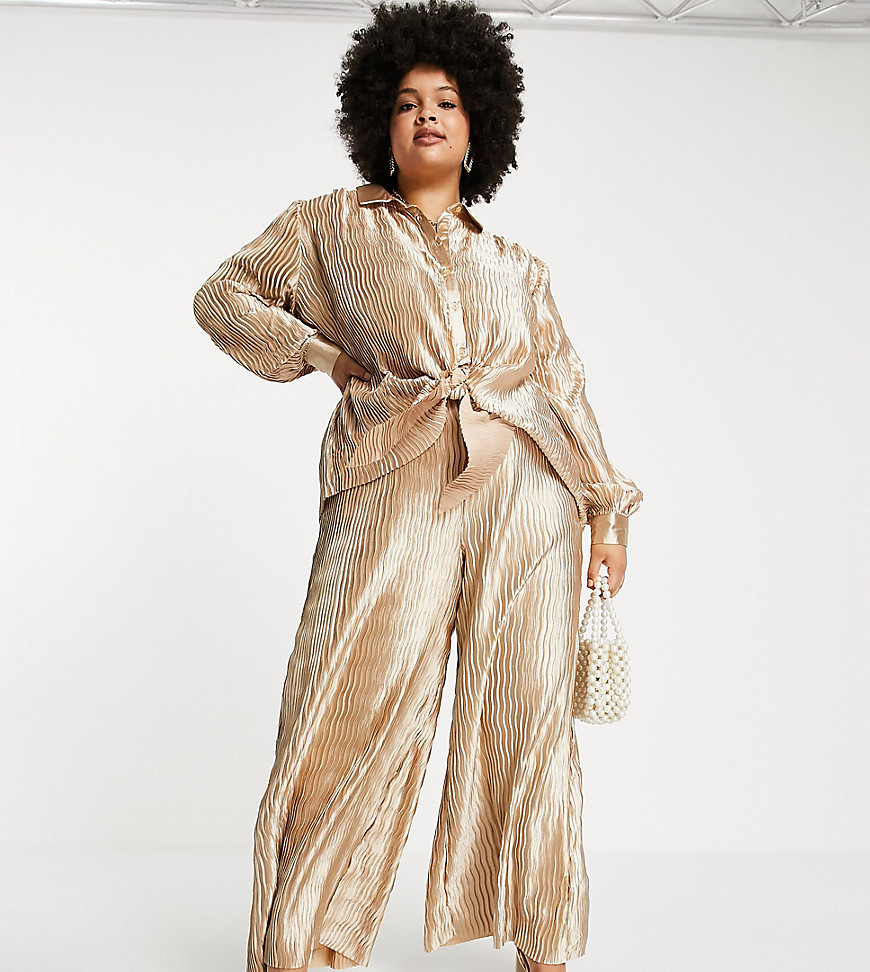 In The Style Plus x Elle Darby – Oversize-Hemd in Goldoptik zum vorne Binde günstig online kaufen