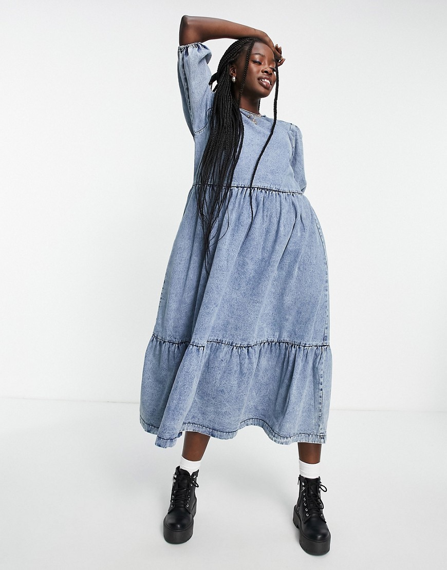 Glamorous – Gestuftes Midi-Hängerkleid aus leichtem Denim mit Acid-Waschung günstig online kaufen